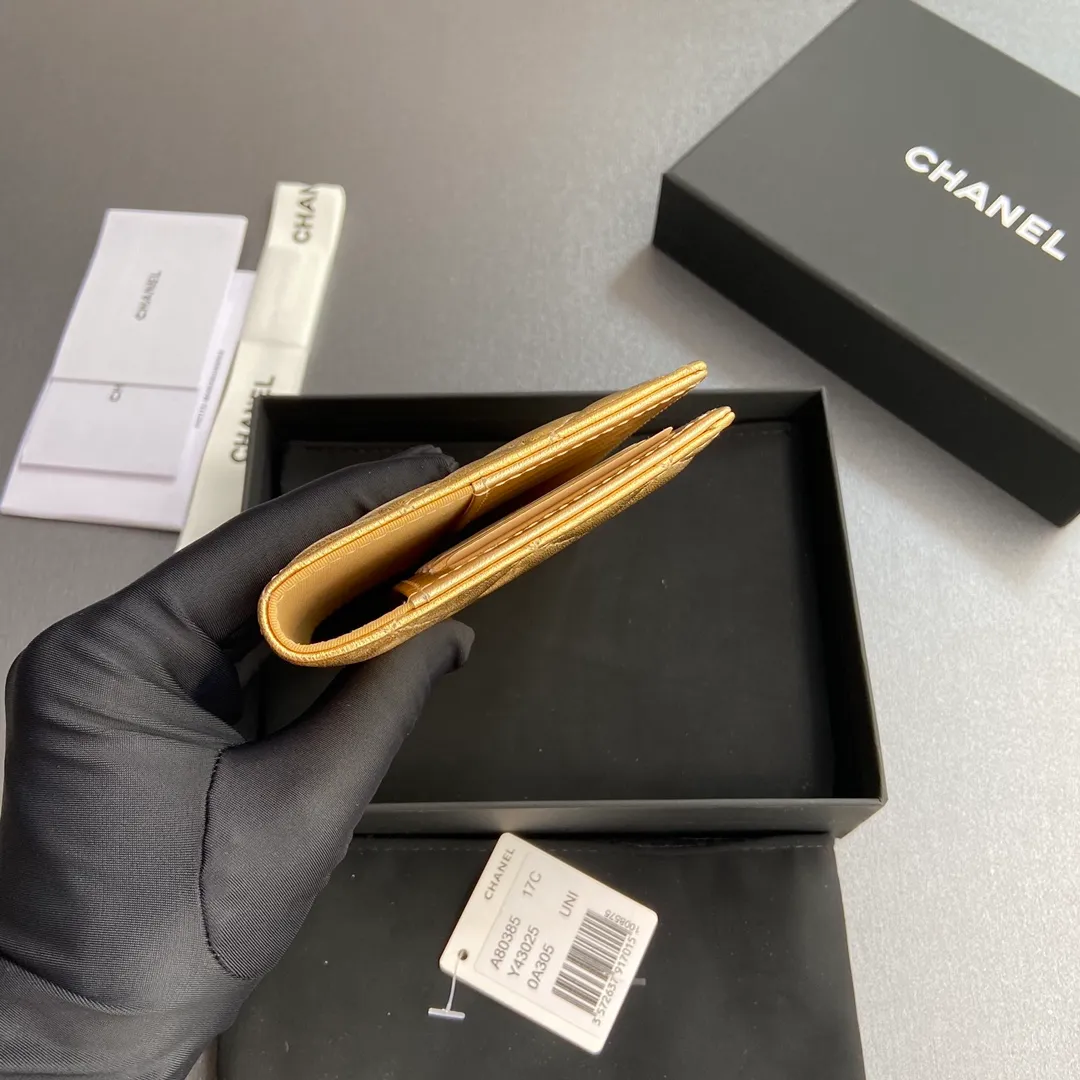 [Special grade hardware original leather] ¥280 Xiaoxiang Passport Holder Series Quilted card holder with iconic metal logo Gold tone metal hardware, special Italian imported leather 4 card slots, 1 passport holder Number: 80385 Golden Sheep Gold Size: w10×h15×d2cm