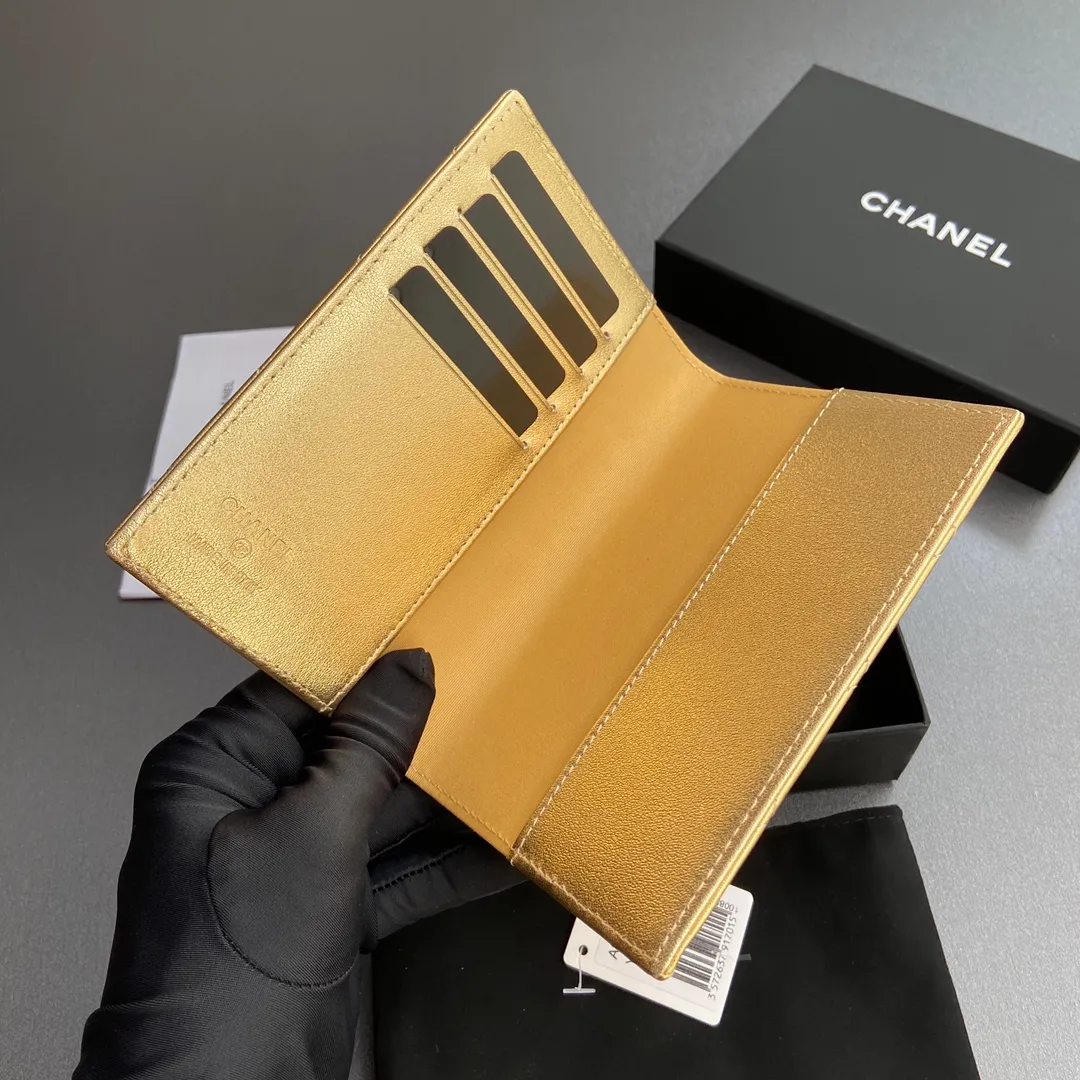 [Special grade hardware original leather] ¥280 Xiaoxiang Passport Holder Series Quilted card holder with iconic metal logo Gold tone metal hardware, special Italian imported leather 4 card slots, 1 passport holder Number: 80385 Golden Sheep Gold Size: w10×h15×d2cm