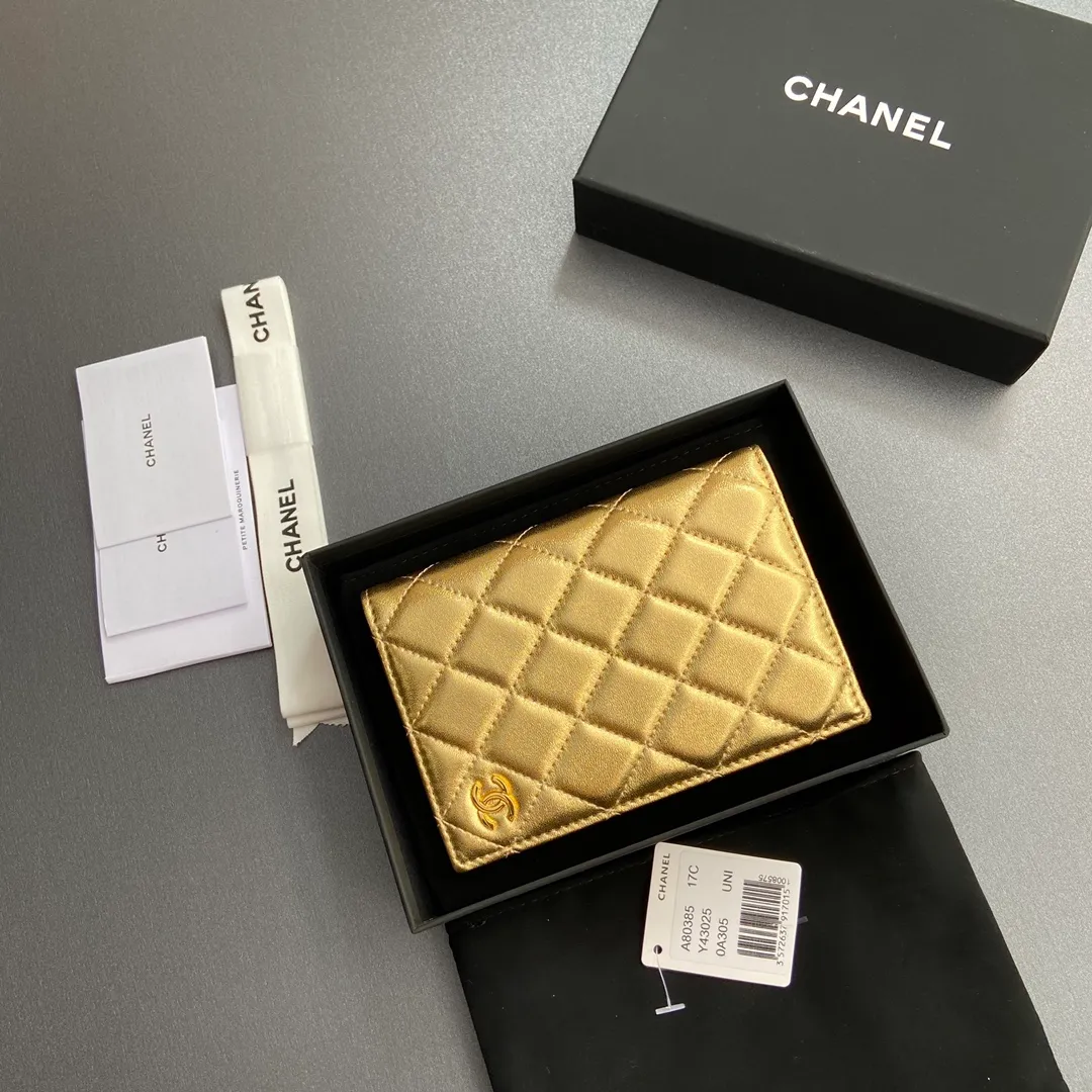 [Special grade hardware original leather] ¥280 Xiaoxiang Passport Holder Series Quilted card holder with iconic metal logo Gold tone metal hardware, special Italian imported leather 4 card slots, 1 passport holder Number: 80385 Golden Sheep Gold Size: w10×h15×d2cm