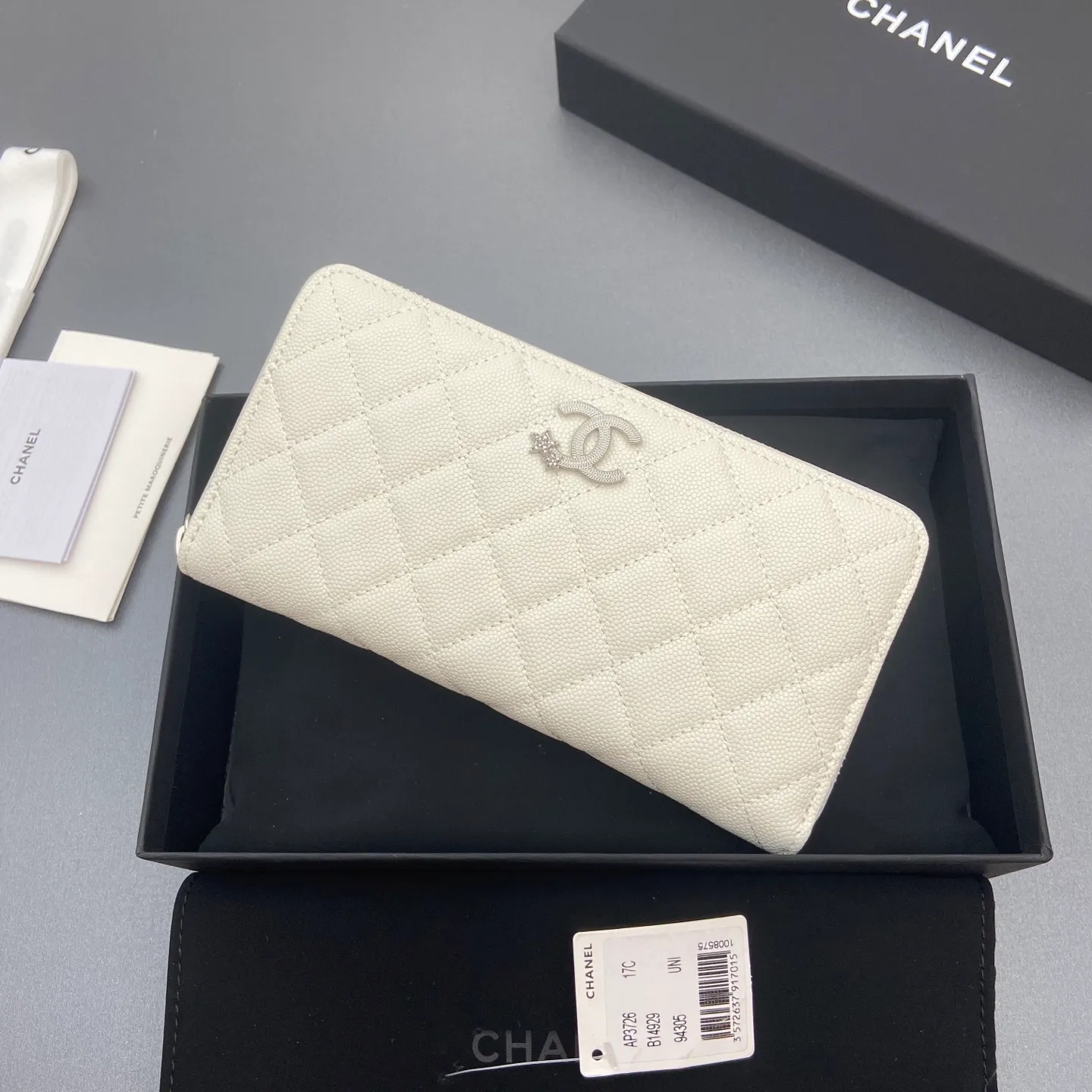 25b new series caviar cowhide with stars ⭐logo shiny blingblibg~zipper bag series white fine ball pattern silver star hardware 12 card slots, two banknote compartments two compartments, 1 zipper bag Price: 250 No.: 3726 Size: w19×h10×d3cm