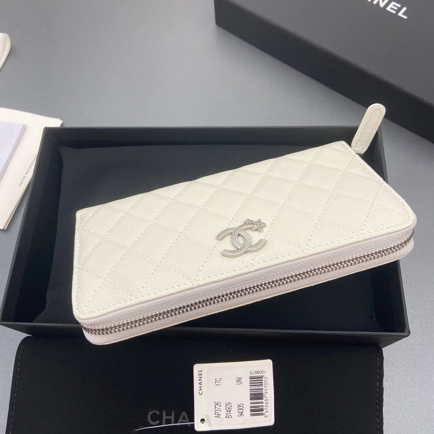 25b new series caviar cowhide with stars ⭐logo shiny blingblibg~zipper bag series white fine ball pattern silver star hardware 12 card slots, two banknote compartments two compartments, 1 zipper bag Price: 250 No.: 3726 Size: w19×h10×d3cm