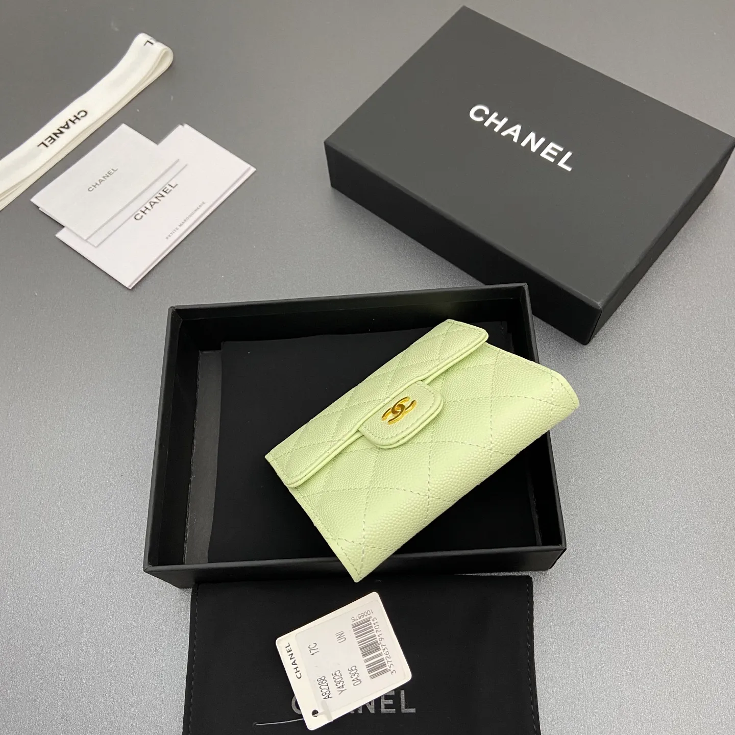 [Imported leather from Italy] ¥440 Special light green fine ball grain embossed leather Gold tone metal hardware 6 card slots 1 banknote compartment 1 coin zipper bag No.: 82288 Size: w10.5×h11.5×d3cm