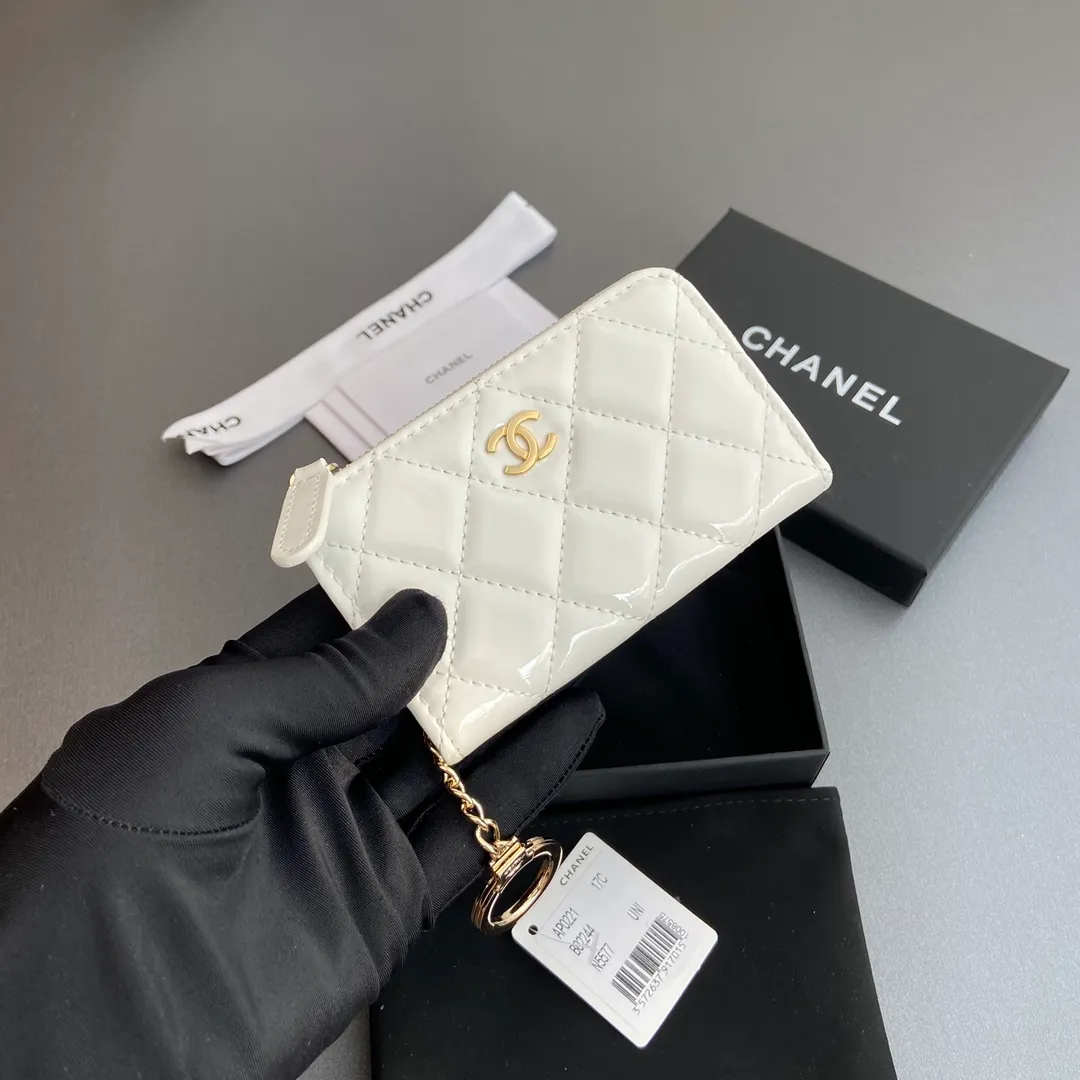 [Special grade hardware original leather] 💰320 Xiaoxiang small zipper bag card holder series Hook chain quilted card holder with iconic metal logo Gold tone metal hardware, special Italian imported leather 1 card slot wallet bag, 1 hook chain No.: 0221 White light leather light gold Size: w11.5×h7.5×1.5cm