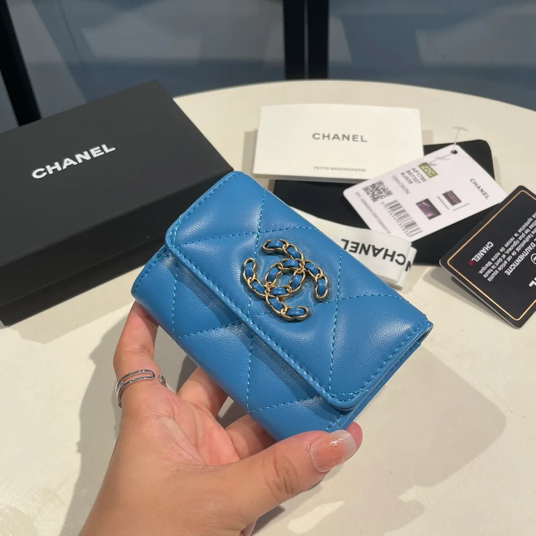 💰300😊Upgraded version💋🆕Ohanel new color🆕The latest hijab card holder, the texture of goatskin is invincible 😼The 19 series that is mainly promoted this season is the big rhombus, with a strong retro style👝Is there anyone who wants to buy each color🧸 The logo is eye-catching and unique, the goatskin has a faint luster, and the temperament instantly ups and downs❣The fashionable style and style are also co-created by Karl and Viard. The first series launched by the new artistic director will be a key recommendation of the brand from this year to next year, conveying the essence of the brand, with a full set of packaging 1790🍃size: 8.5*11cm