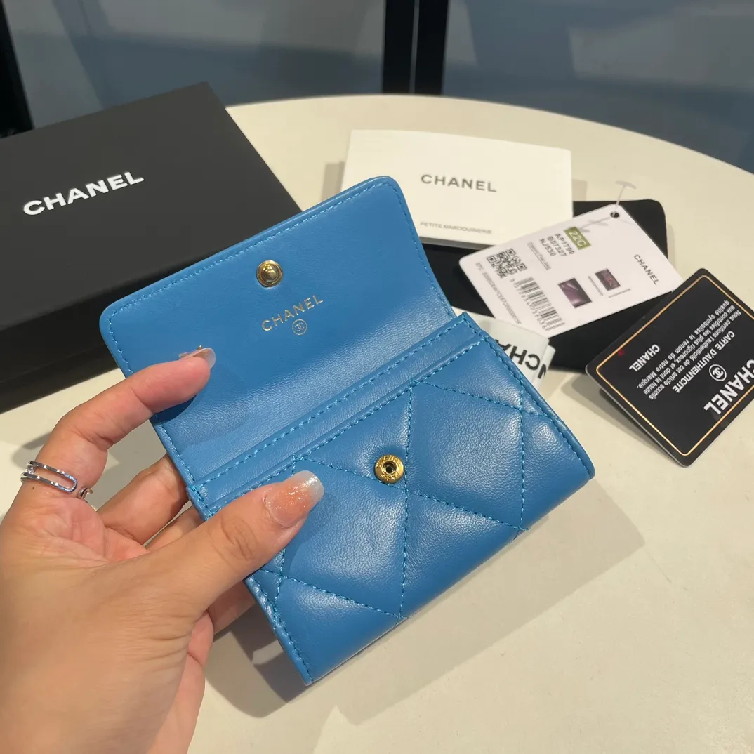 💰300😊Upgraded version💋🆕Ohanel new color🆕The latest hijab card holder, the texture of goatskin is invincible 😼The 19 series that is mainly promoted this season is the big rhombus, with a strong retro style👝Is there anyone who wants to buy each color🧸 The logo is eye-catching and unique, the goatskin has a faint luster, and the temperament instantly ups and downs❣The fashionable style and style are also co-created by Karl and Viard. The first series launched by the new artistic director will be a key recommendation of the brand from this year to next year, conveying the essence of the brand, with a full set of packaging 1790🍃size: 8.5*11cm