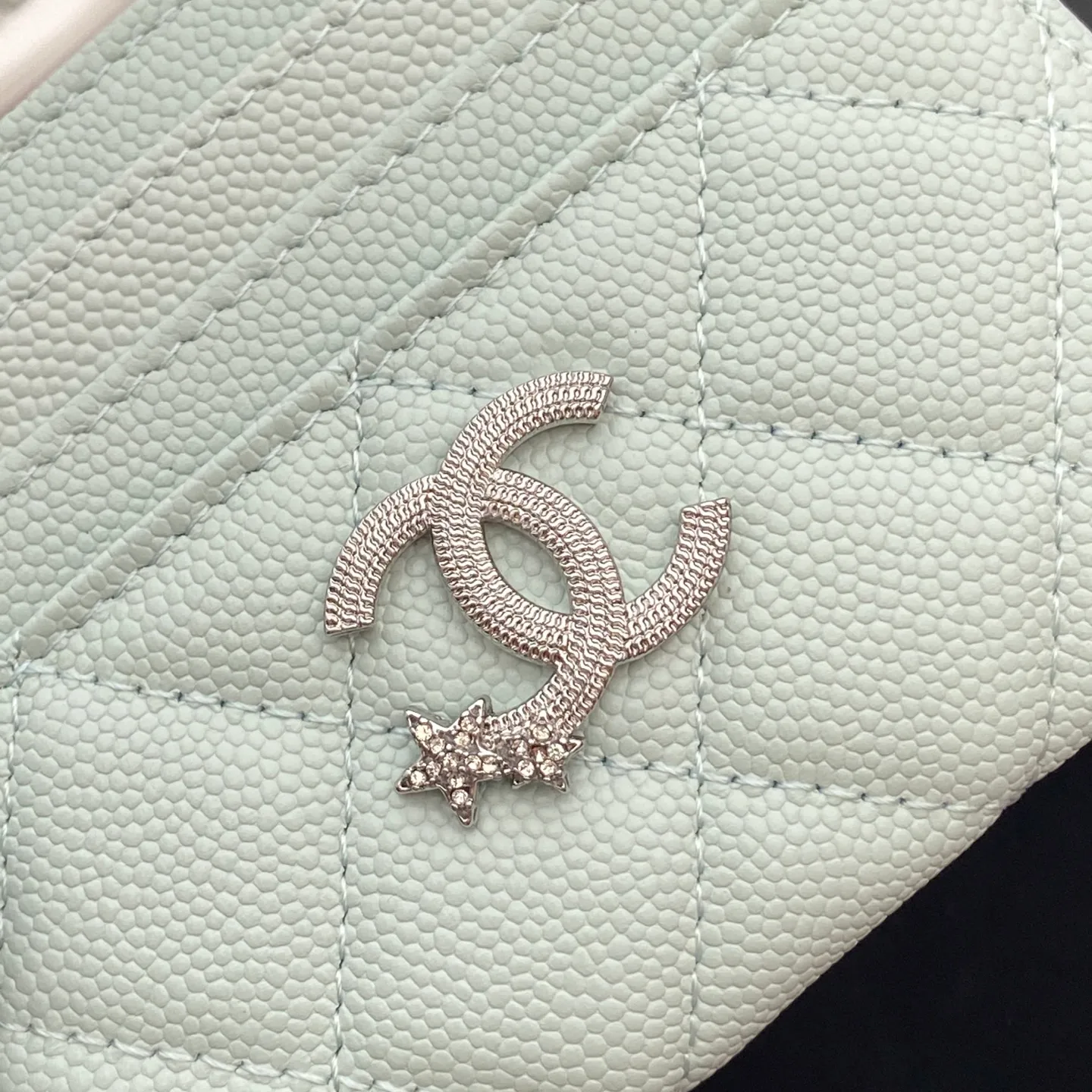 25b new series caviar cowhide with stars ⭐logo shiny blingblibg~card holder series Item number: A 4814 Price: 300 Size: w11×h10cm Color: light blue fine ball pattern silver star hardware