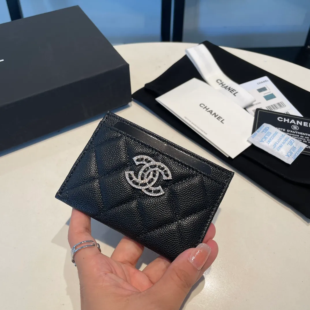 💰300😊 Upgraded version💋🆕In stock In stock Ohanel 22 spring and summer series rhinestone buckle fine ball grain cowhide thin card holder I cried so beautifully 😭New art double c diamond buckle through leather The rhinestone buckle is very attractive to me, anyway, the diamond is really good-looking, so I bought it! Comes with a complete set of packaging 2731🍃size: 11*7.5