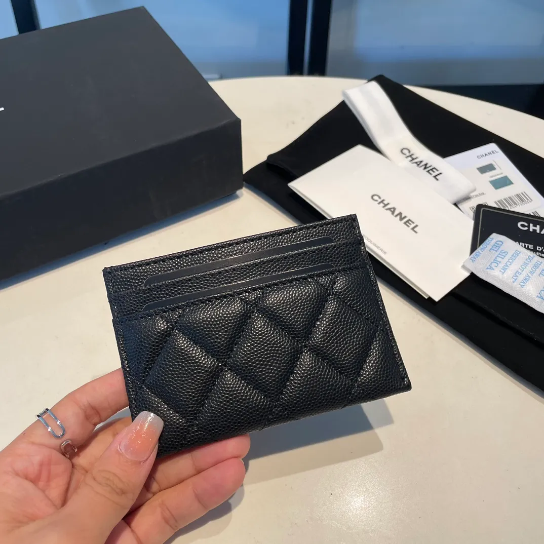 💰300😊 Upgraded version💋🆕In stock In stock Ohanel 22 spring and summer series rhinestone buckle fine ball grain cowhide thin card holder I cried so beautifully 😭New art double c diamond buckle through leather The rhinestone buckle is very attractive to me, anyway, the diamond is really good-looking, so I bought it! Comes with a complete set of packaging 2731🍃size: 11*7.5
