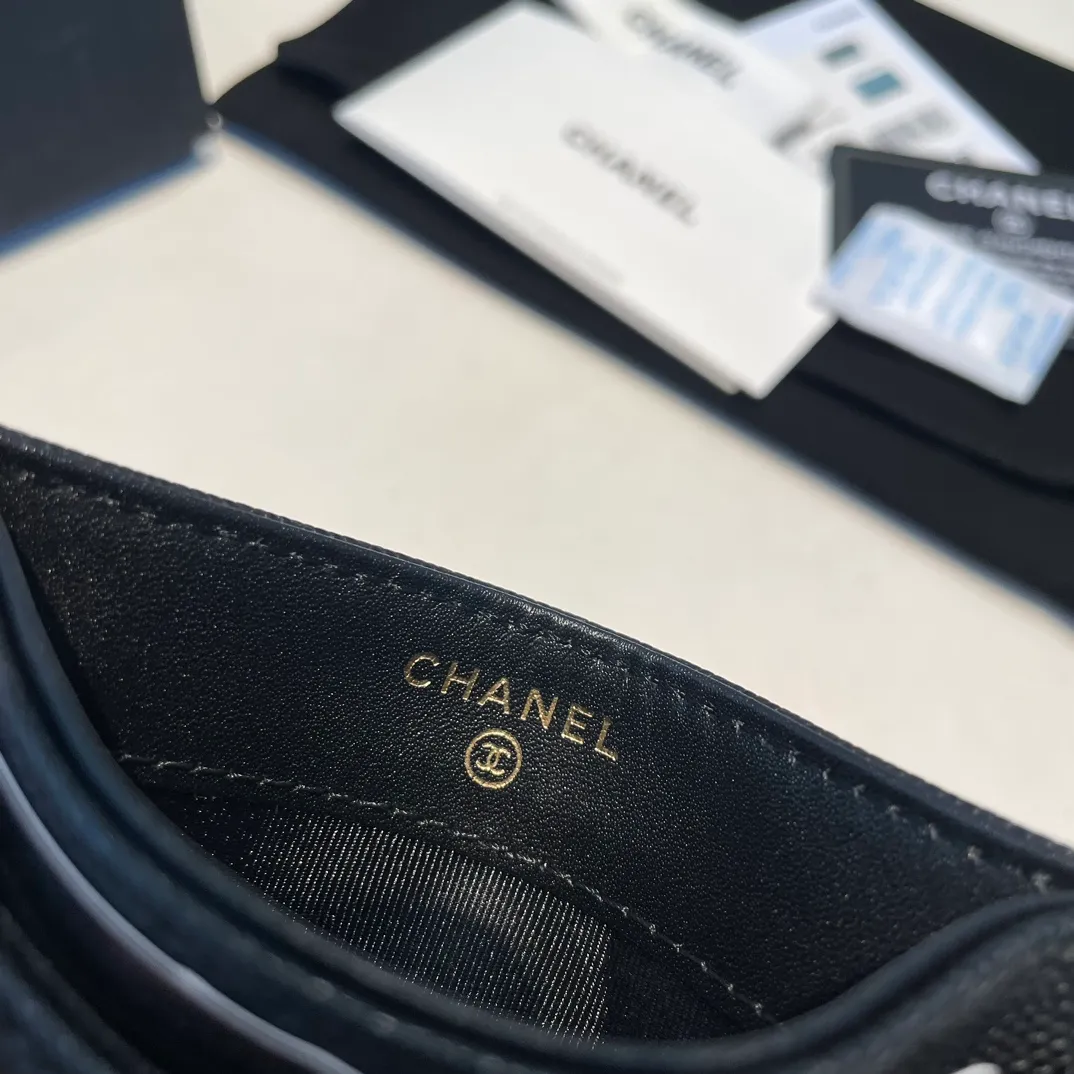 💰300😊 Upgraded version💋🆕In stock In stock Ohanel 22 spring and summer series rhinestone buckle fine ball grain cowhide thin card holder I cried so beautifully 😭New art double c diamond buckle through leather The rhinestone buckle is very attractive to me, anyway, the diamond is really good-looking, so I bought it! Comes with a complete set of packaging 2731🍃size: 11*7.5
