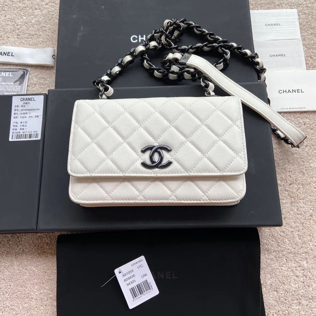 Xiaoxiang imported Italian grained calfskin Item number: A81059 💰:920 Size: w20×h13×d3.5cm Color: White fine grained black steel mark
