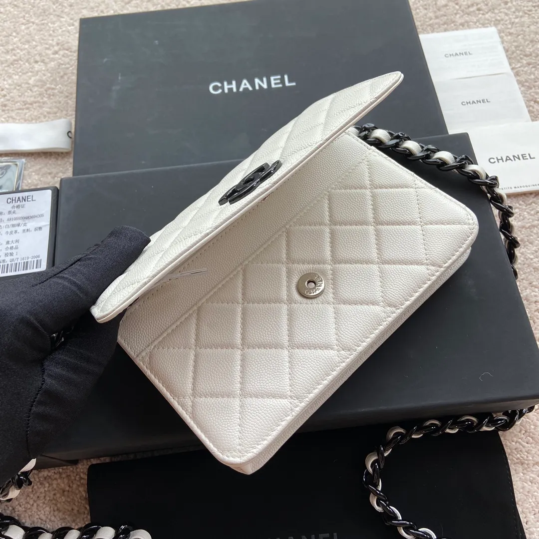 Xiaoxiang imported Italian grained calfskin Item number: A81059 💰:920 Size: w20×h13×d3.5cm Color: White fine grained black steel mark