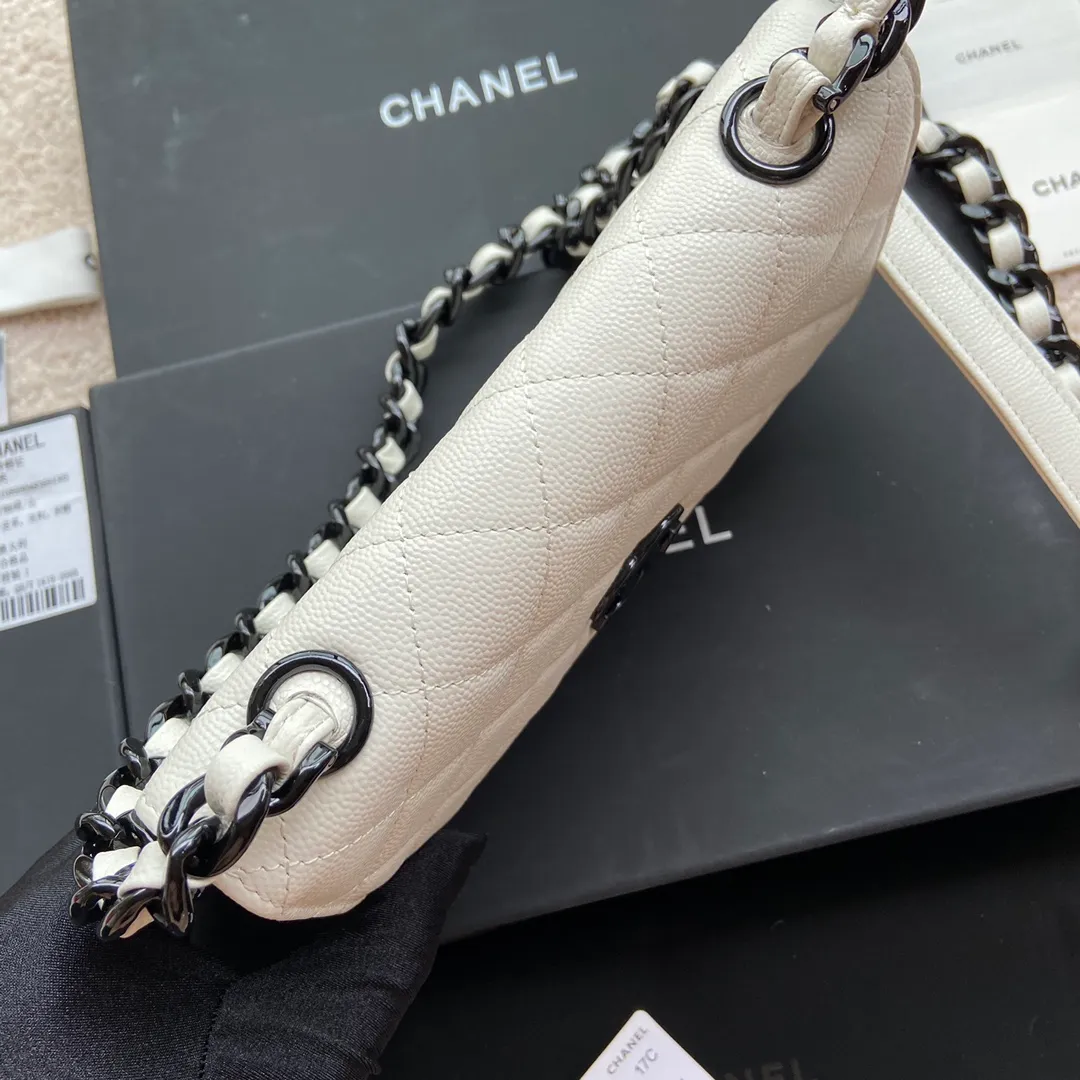 Xiaoxiang imported Italian grained calfskin Item number: A81059 💰:920 Size: w20×h13×d3.5cm Color: White fine grained black steel mark