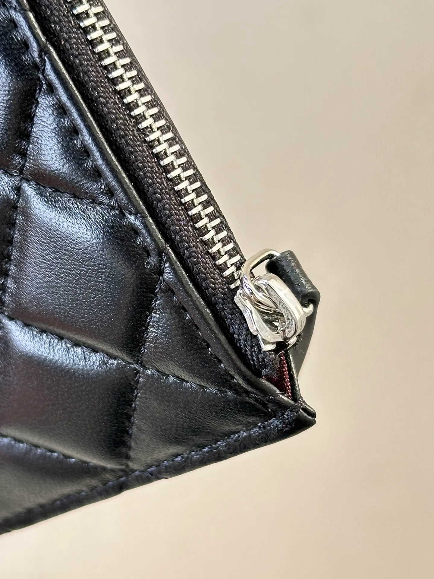 84107 Black Silver Sheep! 380💰 The capacity is actually larger than you think. It is small and easy to carry. The cassette is enough to hold 5 cards and some banknotes!