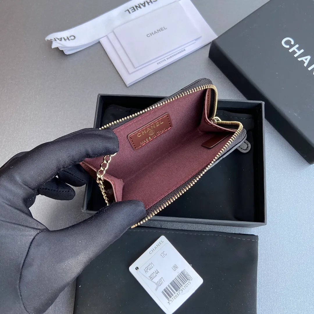 [Special grade hardware original leather] 💰320 Xiaoxiang small zipper bag card holder series Hook chain quilted card holder with iconic metal logo Gold tone metal hardware, special Italian imported leather 1 card slot wallet bag, 1 hook chain Number: 0221 Black Sheep Gold Size: w11.5×h7.5×1.5cm