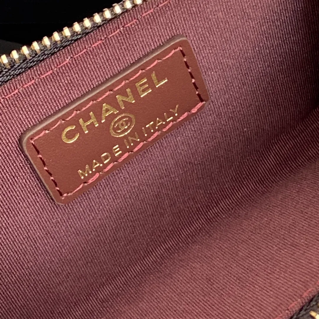 [Special grade hardware original leather] 💰320 Xiaoxiang small zipper bag card holder series Hook chain quilted card holder with iconic metal logo Gold tone metal hardware, special Italian imported leather 1 card slot wallet bag, 1 hook chain Number: 0221 Black Sheep Gold Size: w11.5×h7.5×1.5cm