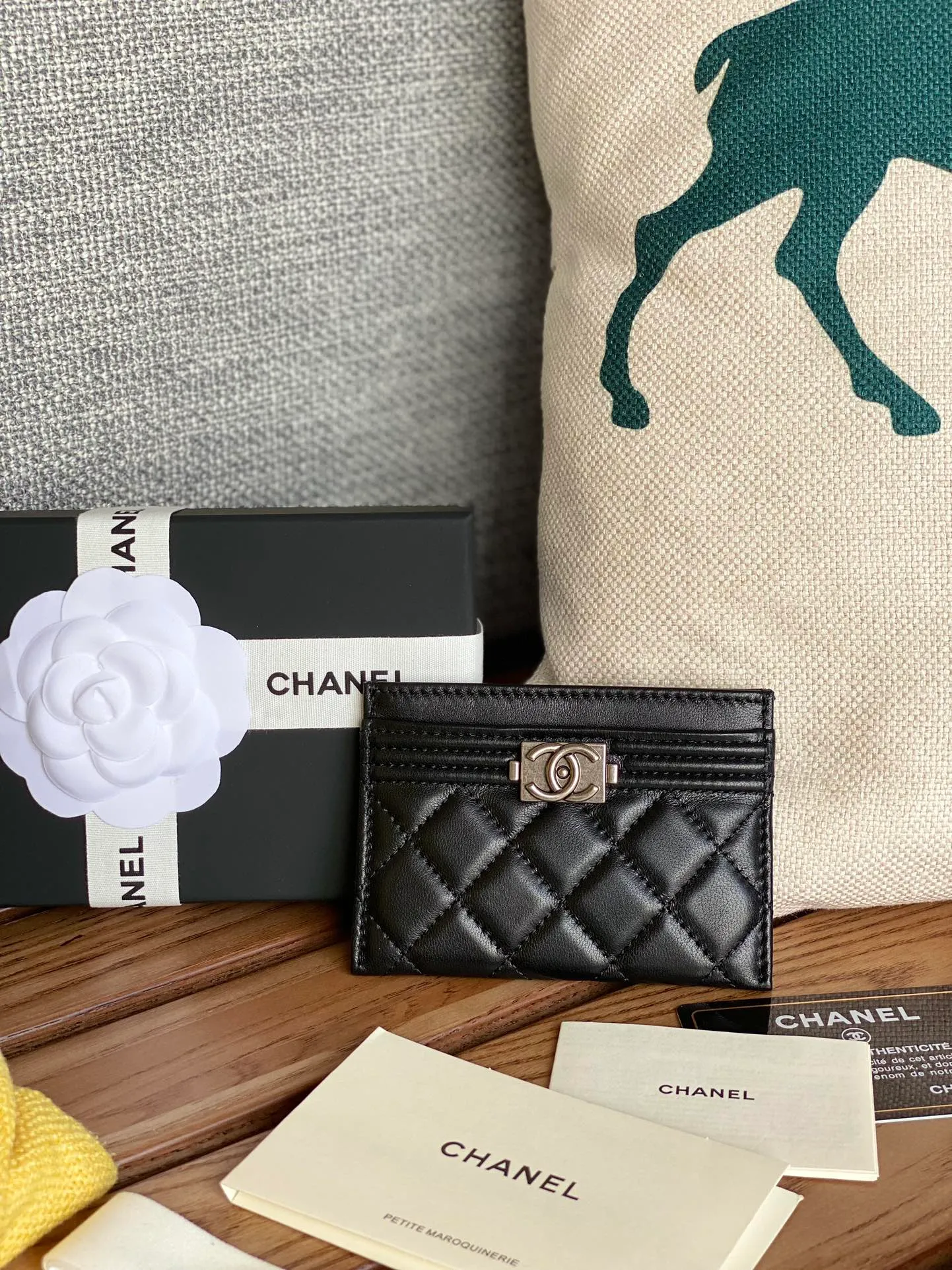220💰CHANEL’s new leboy card holder has arrived! The imported rhombus pattern is very attractive! The retro gold buckle has an old-fashioned feel and is very fashionable and retro❤️This small card holder is very cost-effective, and you can also put some change in the three card slots👍Model number: 84431 Size: 11×7.5×1cm