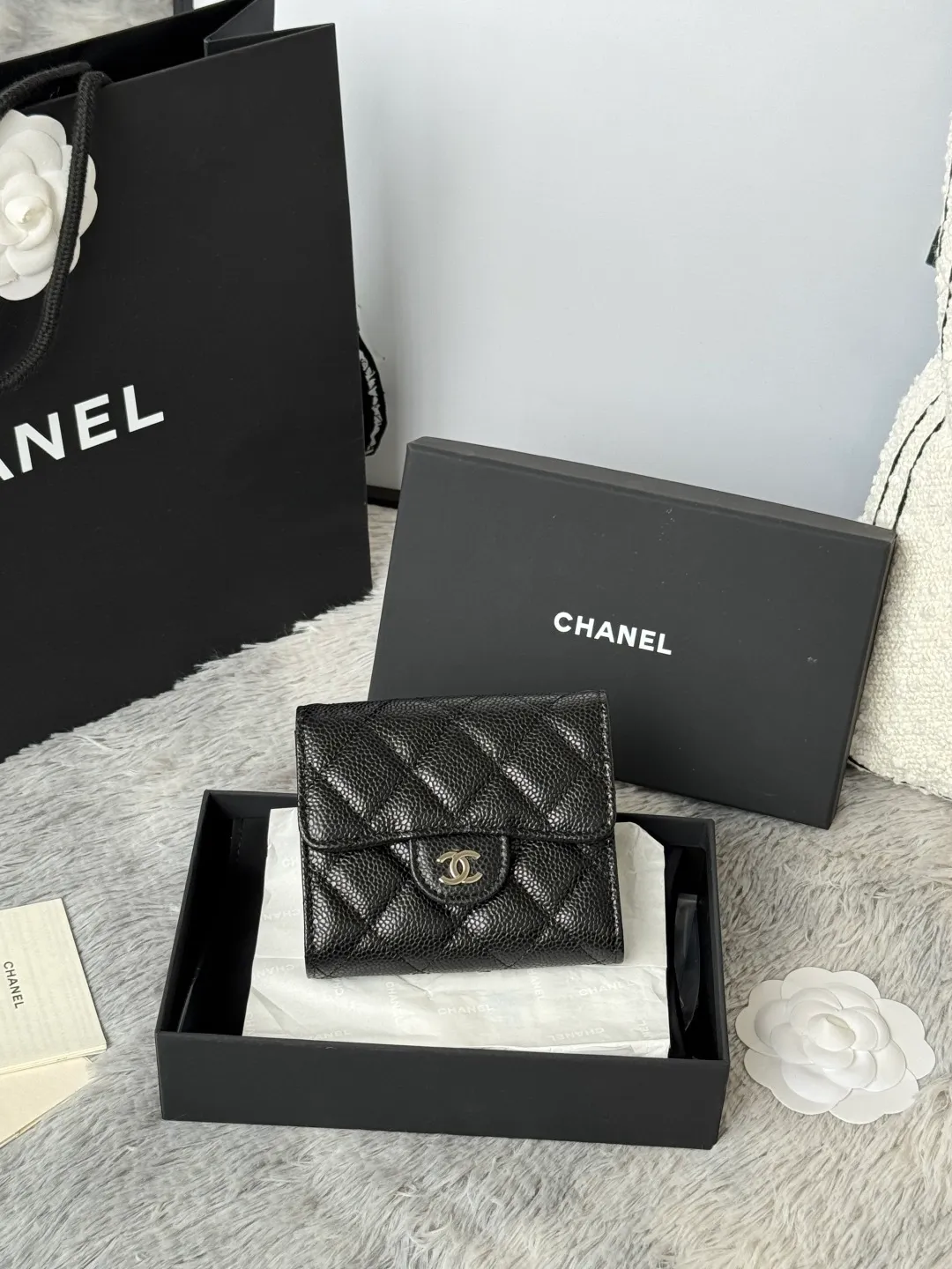💰440💰 Cowhide ball grained cowhide CF short tri-fold wallet is now available! Chanel Grandma Xiang has 6 card slots, and there is a coin purse at the back, so you can put 2,000 Mao Zedong without any trouble at all! Delicate leather and gold hardware! Full of fashion sense, very fashionable, can be held in hand, can be put in the bag, very good for storage. Style number: 82288, size 10.5*11.5*3cm, color as shown in the picture, exclusive real shot