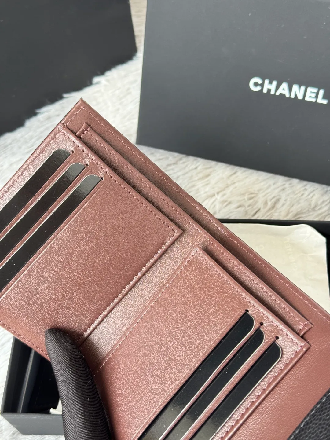 💰440💰 Cowhide ball grained cowhide CF short tri-fold wallet is now available! Chanel Grandma Xiang has 6 card slots, and there is a coin purse at the back, so you can put 2,000 Mao Zedong without any trouble at all! Delicate leather and gold hardware! Full of fashion sense, very fashionable, can be held in hand, can be put in the bag, very good for storage. Style number: 82288, size 10.5*11.5*3cm, color as shown in the picture, exclusive real shot