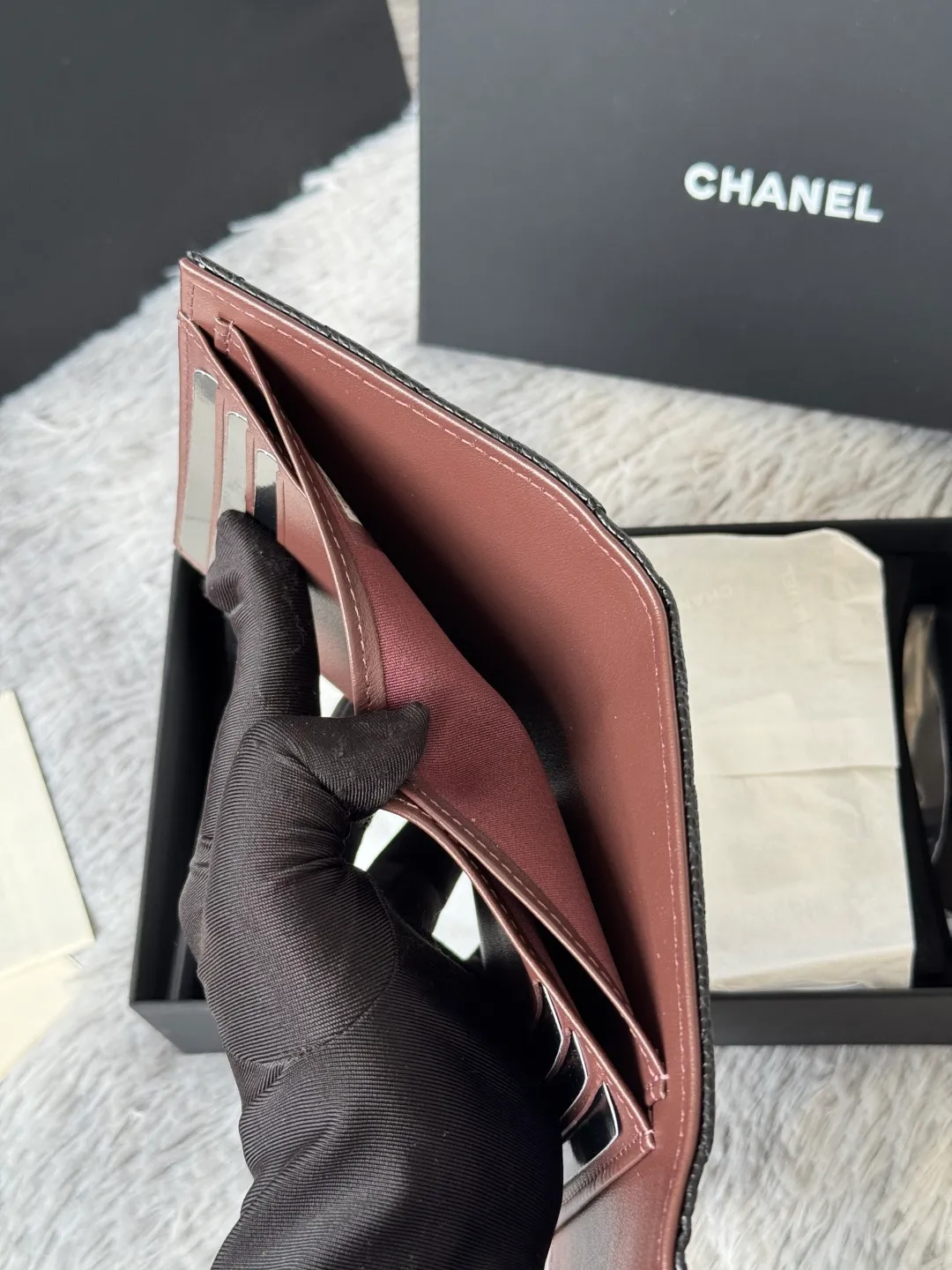 💰440💰 Cowhide ball grained cowhide CF short tri-fold wallet is now available! Chanel Grandma Xiang has 6 card slots, and there is a coin purse at the back, so you can put 2,000 Mao Zedong without any trouble at all! Delicate leather and gold hardware! Full of fashion sense, very fashionable, can be held in hand, can be put in the bag, very good for storage. Style number: 82288, size 10.5*11.5*3cm, color as shown in the picture, exclusive real shot