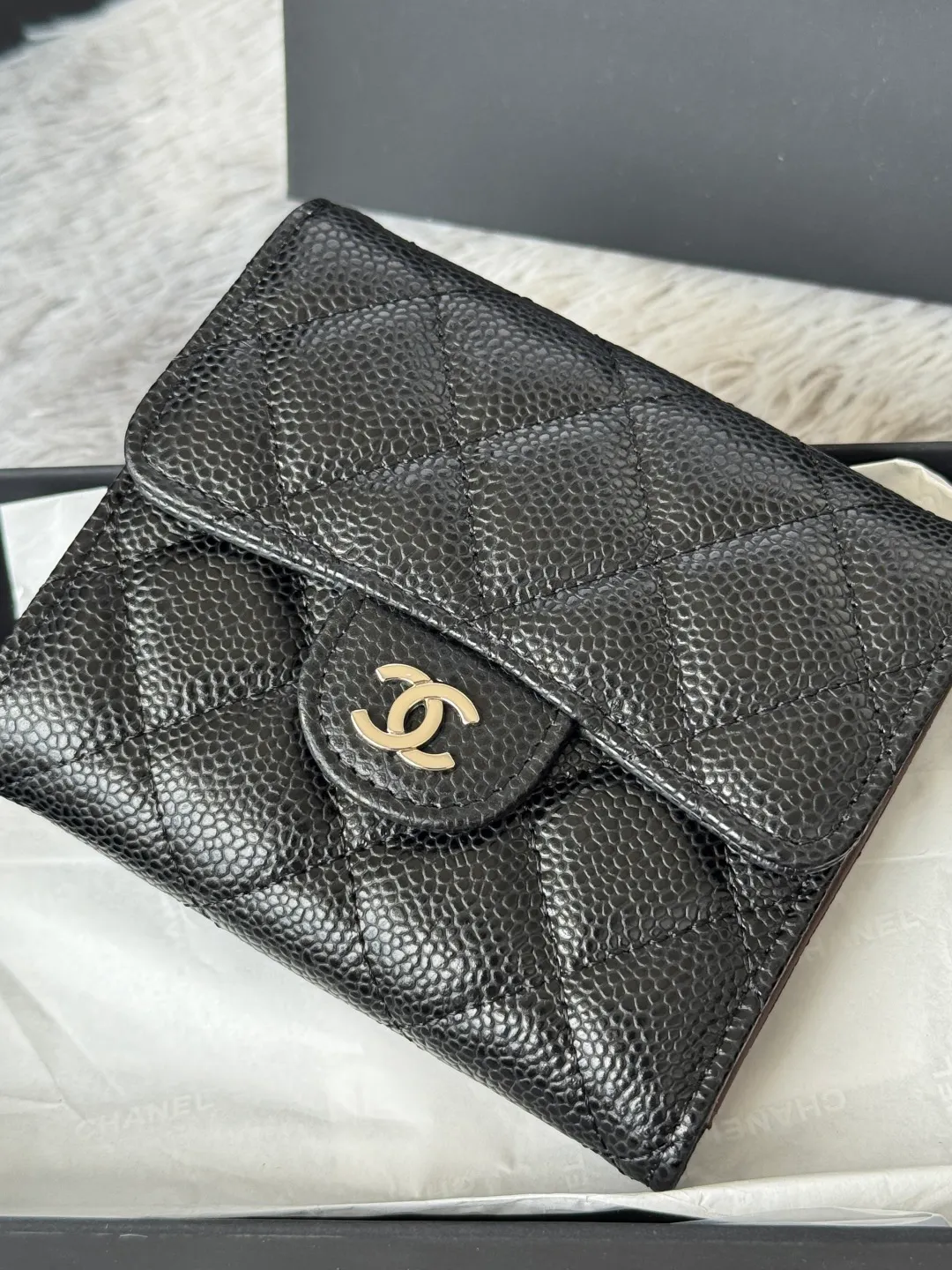 💰440💰 Cowhide ball grained cowhide CF short tri-fold wallet is now available! Chanel Grandma Xiang has 6 card slots, and there is a coin purse at the back, so you can put 2,000 Mao Zedong without any trouble at all! Delicate leather and gold hardware! Full of fashion sense, very fashionable, can be held in hand, can be put in the bag, very good for storage. Style number: 82288, size 10.5*11.5*3cm, color as shown in the picture, exclusive real shot