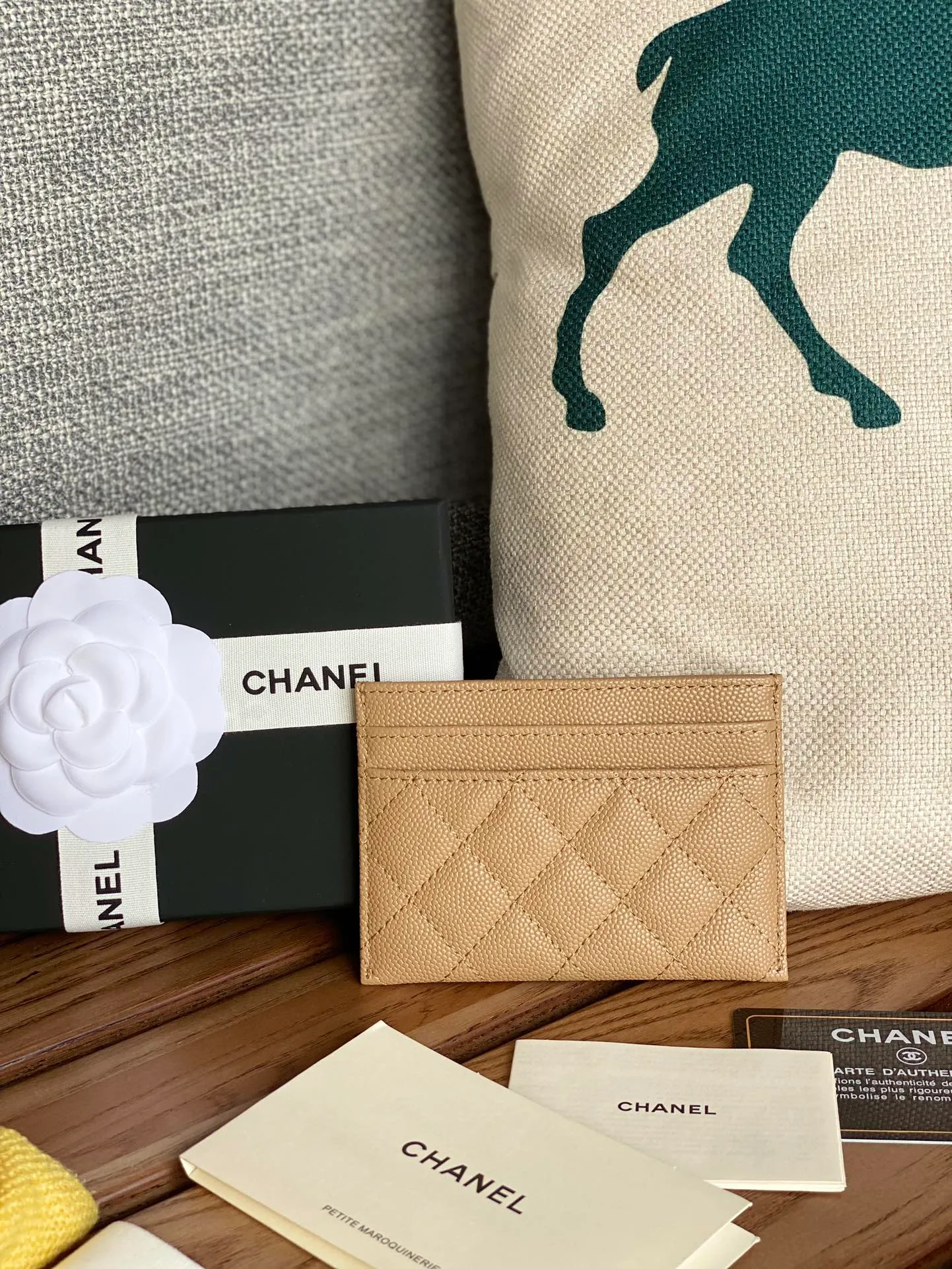 220💰CHANEL’s new leboy card holder has arrived! The imported rhombus pattern is very attractive! The retro gold buckle has an old-fashioned feel and is very fashionable and retro❤️This small card holder is very cost-effective, and you can also put some change in the three card slots👍Model number: 84431 Size: 11×7.5×1cm