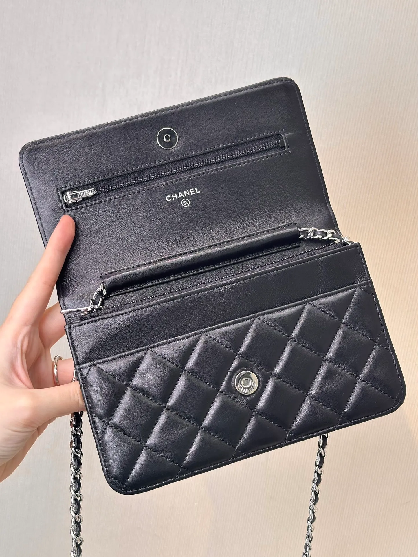 0250 Real photos of the inside details⚠️ It is both a wallet and a WOC bag. It has the functions of a long wallet. It has card slots, zipper pockets for coins, and side pockets for banknotes. This wallet also has a certain thickness, allowing you to stuff in essentials such as mobile phones, keys, tissues, etc.