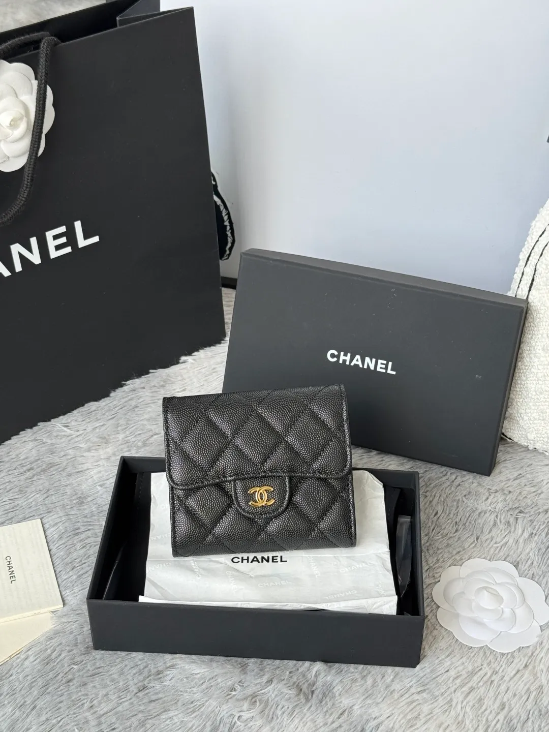 💰440💰 Made of calfskin, caviar, and cowhide, the CF short tri-fold wallet is now available! Chanel Grandma Xiang has 6 card slots, and there is a coin purse at the back, so you can put 2,000 Mao Zedong without any trouble at all! Delicate leather and gold hardware! Full of fashion sense, very fashionable, can be held in hand, can be put in the bag, very good for storage. Style number: 82288, size 10.5*11.5*3cm, color as shown in the picture, exclusive real shot