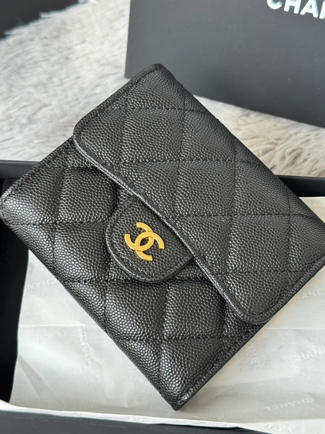 💰440💰 Made of calfskin, caviar, and cowhide, the CF short tri-fold wallet is now available! Chanel Grandma Xiang has 6 card slots, and there is a coin purse at the back, so you can put 2,000 Mao Zedong without any trouble at all! Delicate leather and gold hardware! Full of fashion sense, very fashionable, can be held in hand, can be put in the bag, very good for storage. Style number: 82288, size 10.5*11.5*3cm, color as shown in the picture, exclusive real shot