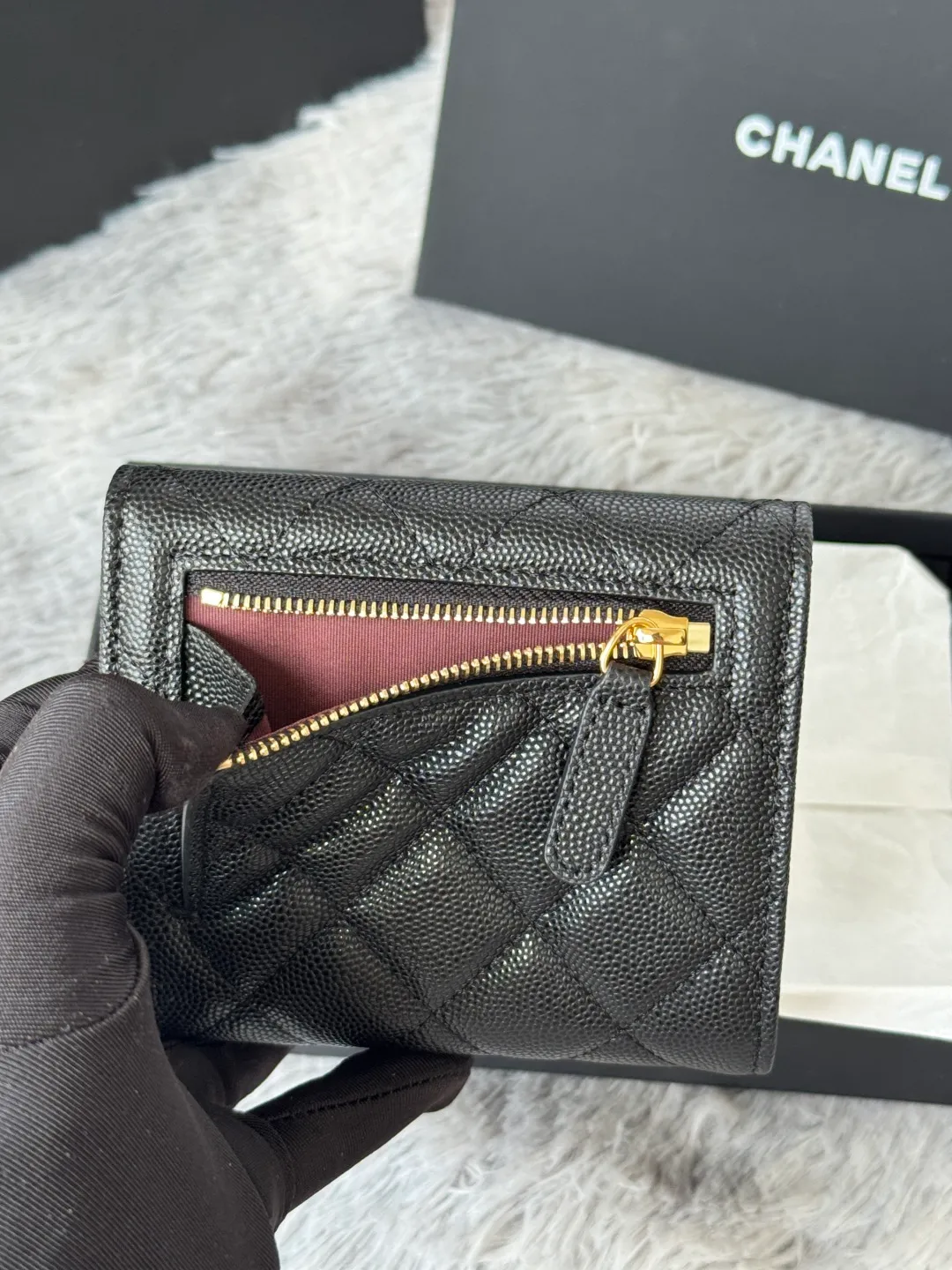 💰440💰 Made of calfskin, caviar, and cowhide, the CF short tri-fold wallet is now available! Chanel Grandma Xiang has 6 card slots, and there is a coin purse at the back, so you can put 2,000 Mao Zedong without any trouble at all! Delicate leather and gold hardware! Full of fashion sense, very fashionable, can be held in hand, can be put in the bag, very good for storage. Style number: 82288, size 10.5*11.5*3cm, color as shown in the picture, exclusive real shot