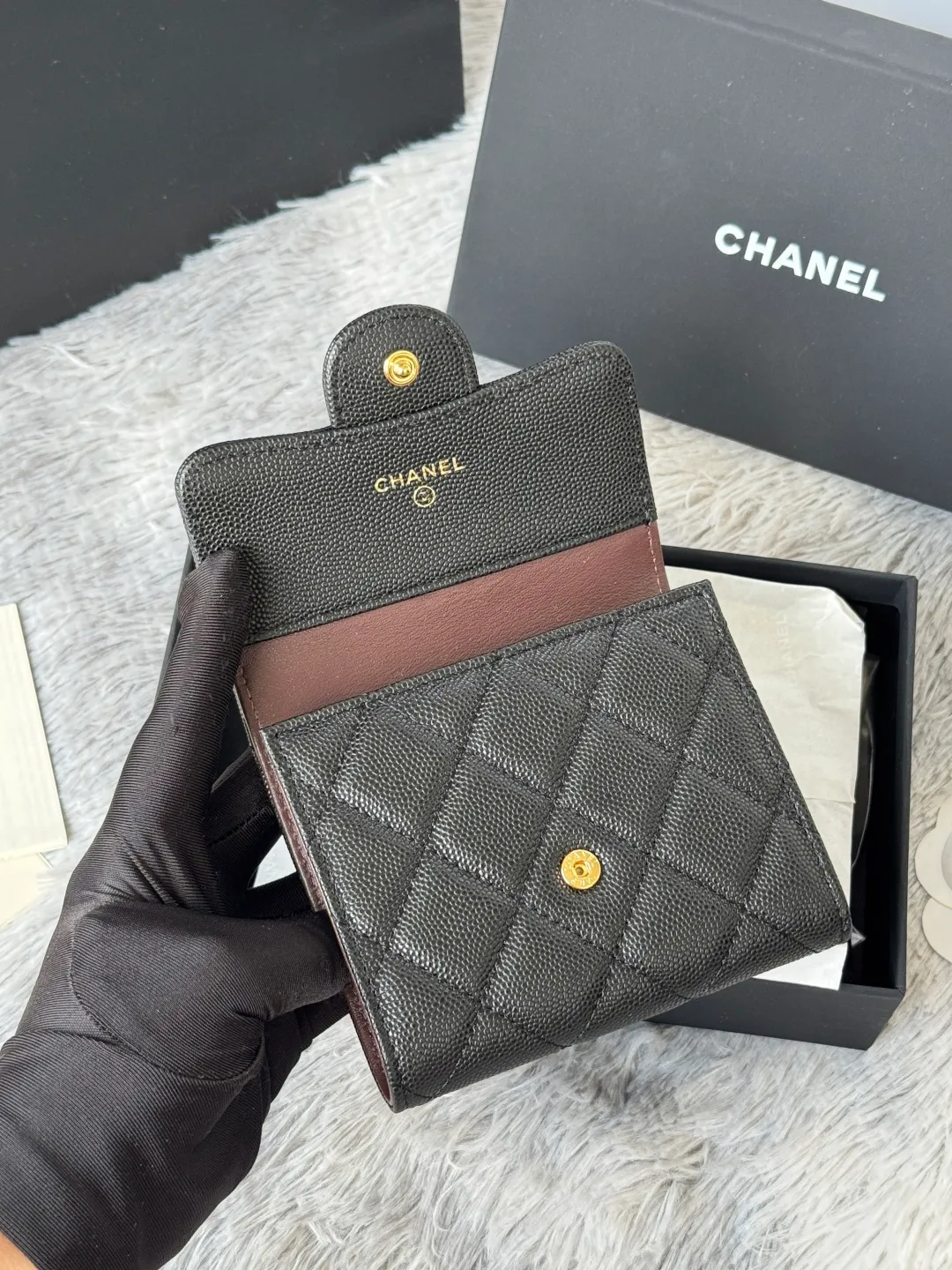 💰440💰 Made of calfskin, caviar, and cowhide, the CF short tri-fold wallet is now available! Chanel Grandma Xiang has 6 card slots, and there is a coin purse at the back, so you can put 2,000 Mao Zedong without any trouble at all! Delicate leather and gold hardware! Full of fashion sense, very fashionable, can be held in hand, can be put in the bag, very good for storage. Style number: 82288, size 10.5*11.5*3cm, color as shown in the picture, exclusive real shot