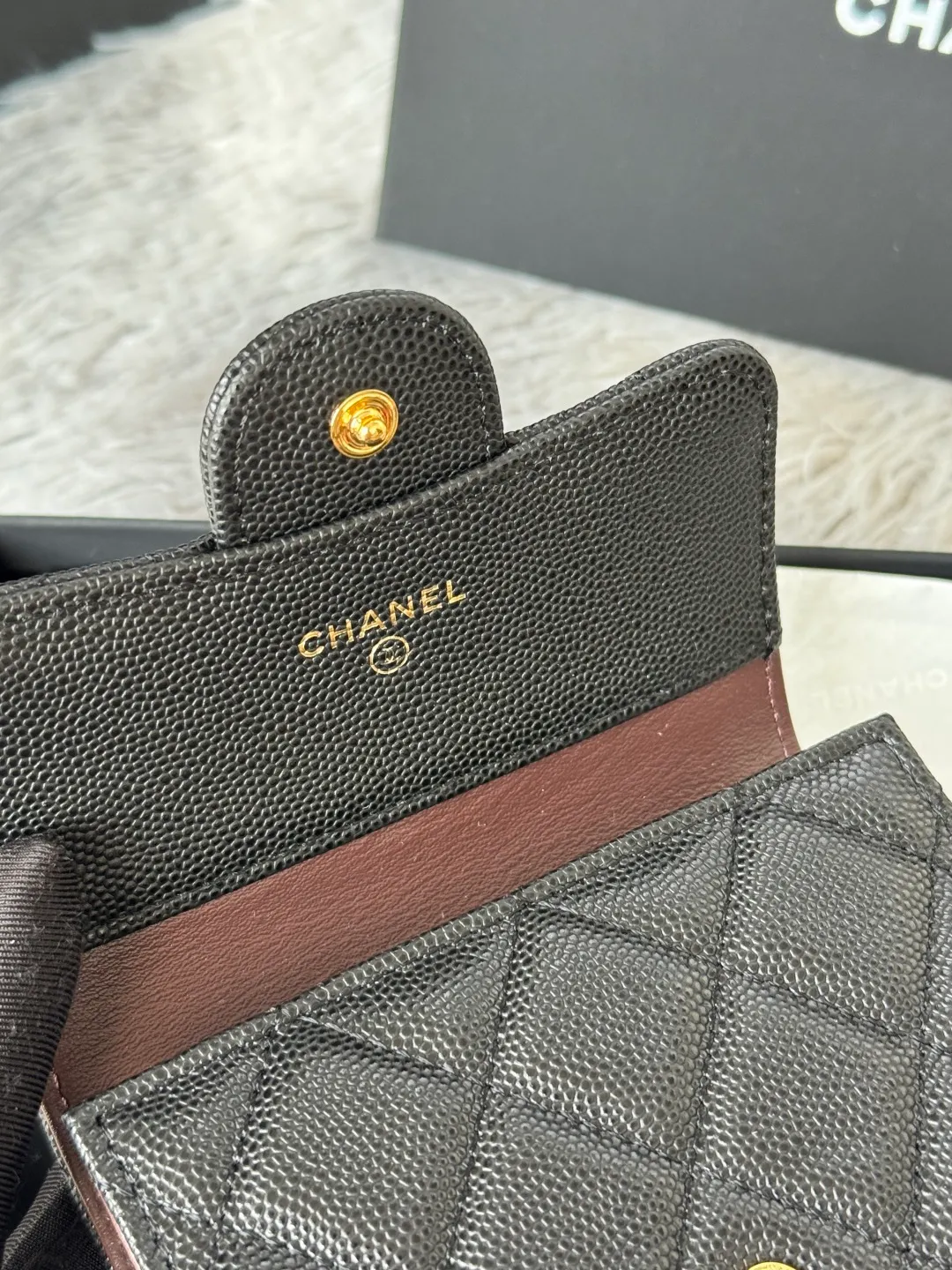 💰440💰 Made of calfskin, caviar, and cowhide, the CF short tri-fold wallet is now available! Chanel Grandma Xiang has 6 card slots, and there is a coin purse at the back, so you can put 2,000 Mao Zedong without any trouble at all! Delicate leather and gold hardware! Full of fashion sense, very fashionable, can be held in hand, can be put in the bag, very good for storage. Style number: 82288, size 10.5*11.5*3cm, color as shown in the picture, exclusive real shot