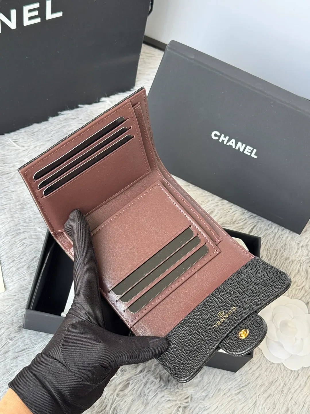 💰440💰 Made of calfskin, caviar, and cowhide, the CF short tri-fold wallet is now available! Chanel Grandma Xiang has 6 card slots, and there is a coin purse at the back, so you can put 2,000 Mao Zedong without any trouble at all! Delicate leather and gold hardware! Full of fashion sense, very fashionable, can be held in hand, can be put in the bag, very good for storage. Style number: 82288, size 10.5*11.5*3cm, color as shown in the picture, exclusive real shot