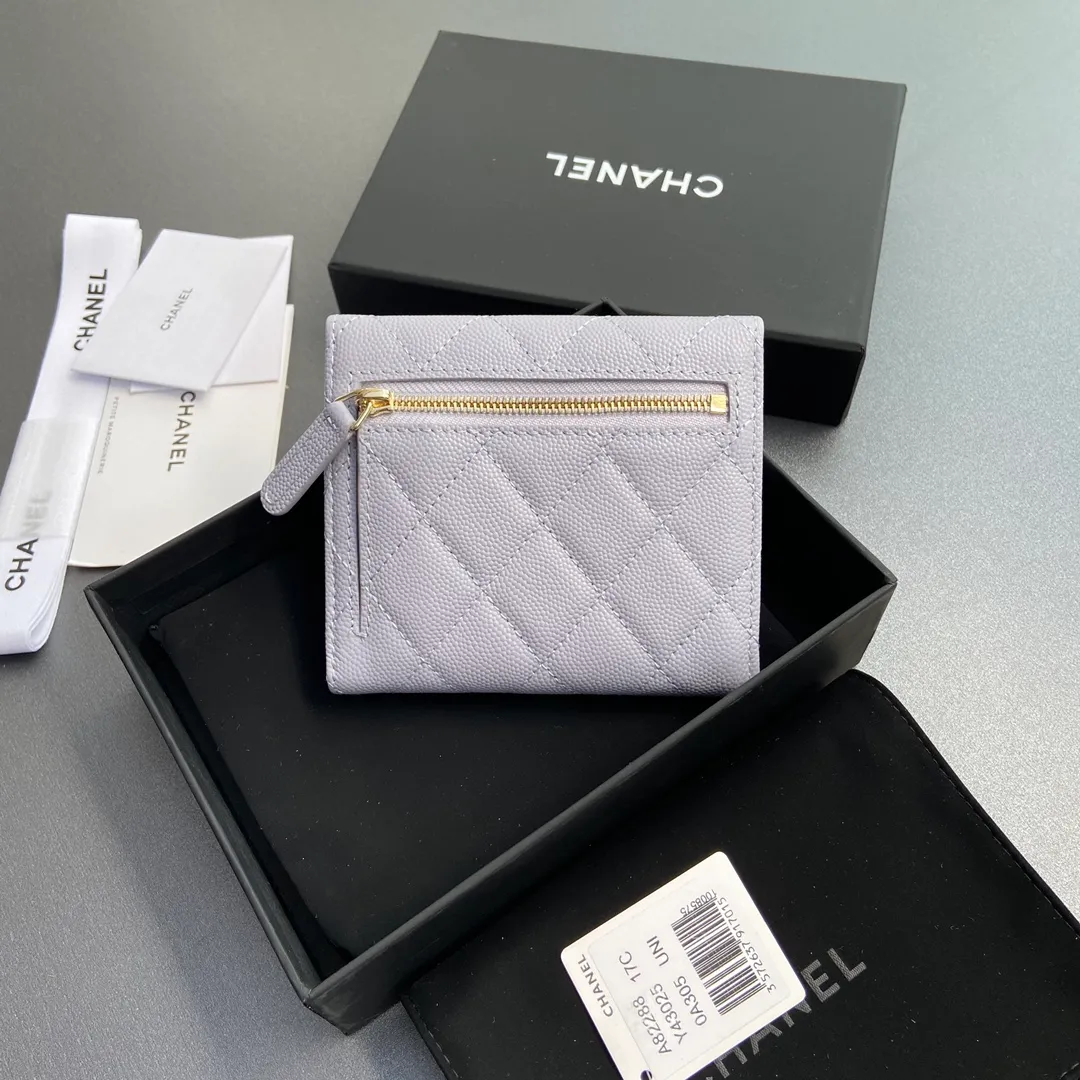 [Imported leather from Italy] ¥440 Special light purple fine ball grain embossed leather Gold tone metal hardware 6 card slots 1 banknote compartment 1 coin zipper bag No.: 82288 Size: w10.5×h11.5×d3cm