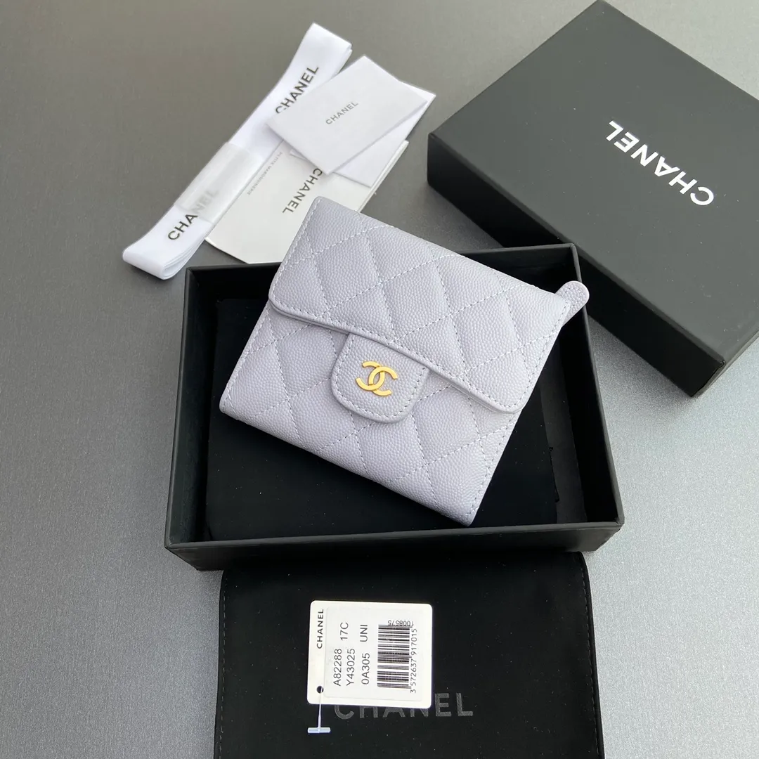 [Imported leather from Italy] ¥440 Special light purple fine ball grain embossed leather Gold tone metal hardware 6 card slots 1 banknote compartment 1 coin zipper bag No.: 82288 Size: w10.5×h11.5×d3cm