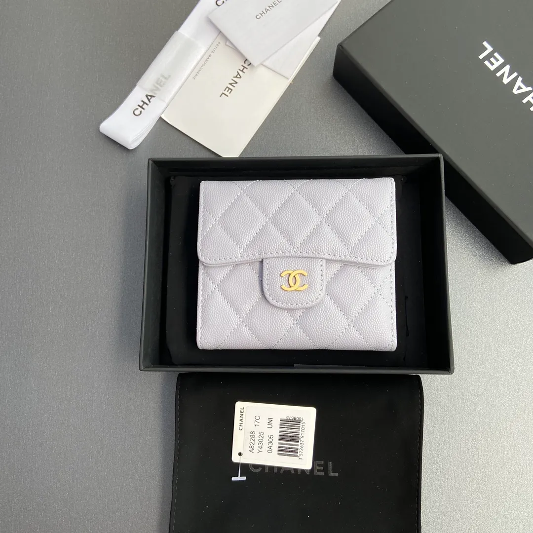 [Imported leather from Italy] ¥440 Special light purple fine ball grain embossed leather Gold tone metal hardware 6 card slots 1 banknote compartment 1 coin zipper bag No.: 82288 Size: w10.5×h11.5×d3cm