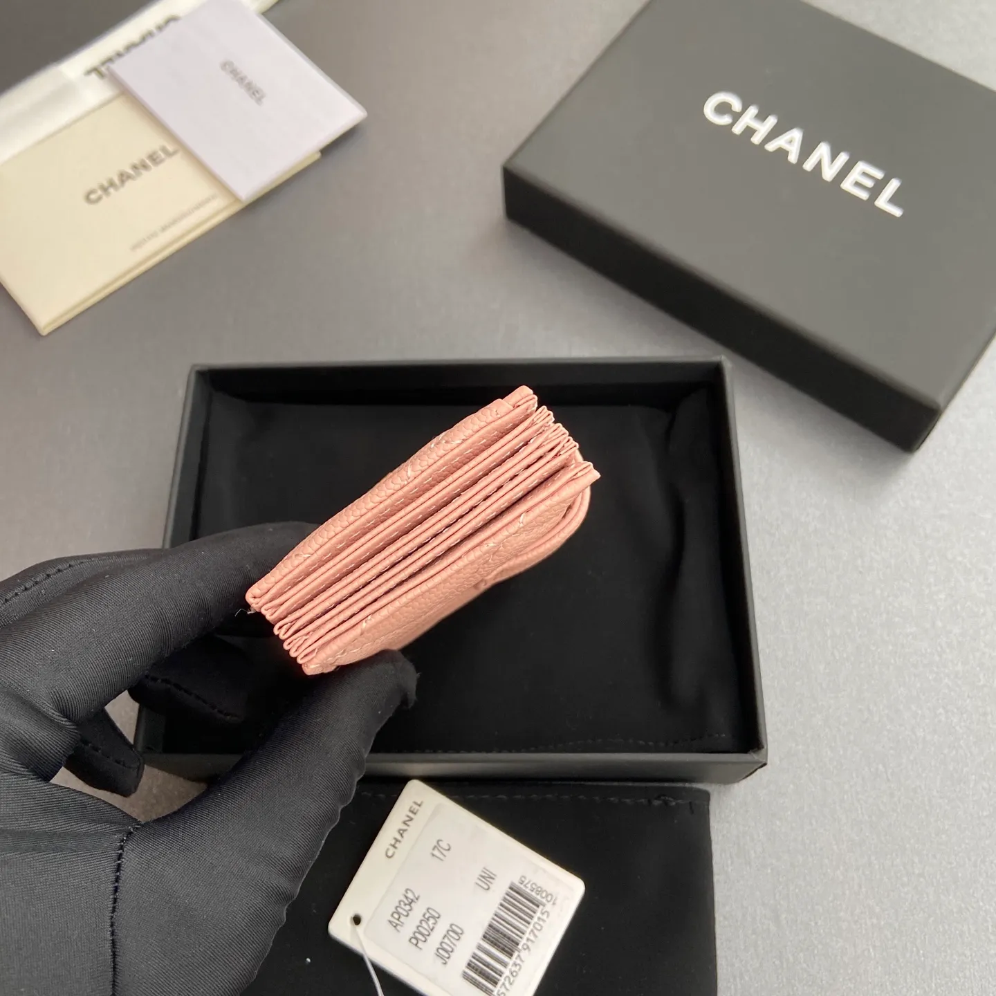 [Special grade hardware original leather] ¥400 Small fragrant organ multi-card slot card holder series with iconic metal logo Gold-toned metal hardware, exclusive Italian imported leather 6 card slots No.: 0342 Pink fine ball pattern gold steel mark Size: w10×h6×2cm