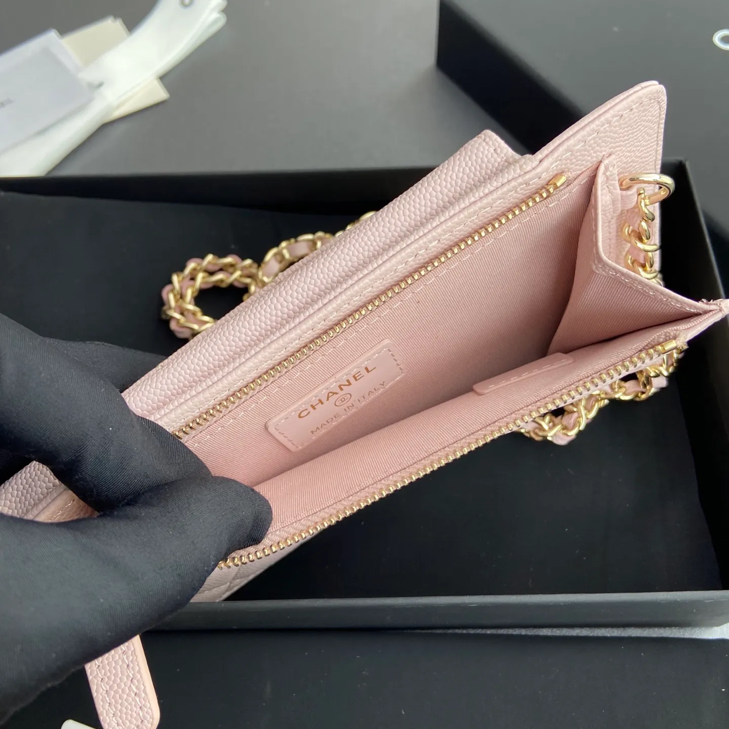 Xiaoxiang imported Italian grain cowhide Item number: AP1980 Price: 540 Color: light pink fine ball pattern gold buckle Size: w18.5×h9×d3cm