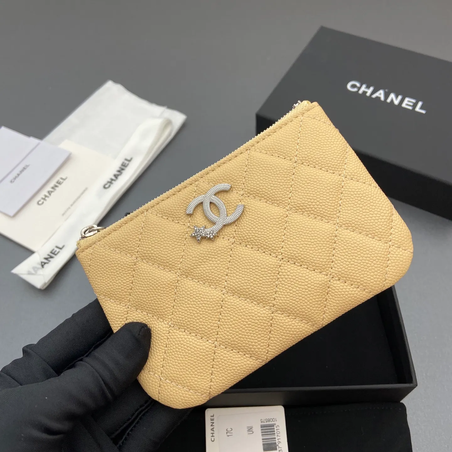 25b new series caviar cowhide with stars ⭐logo shiny blingblibg~ coin purse series Item number: A 4811 Price: 320 Size: w15×8.5cm Color: apricot fine ball pattern silver star hardware