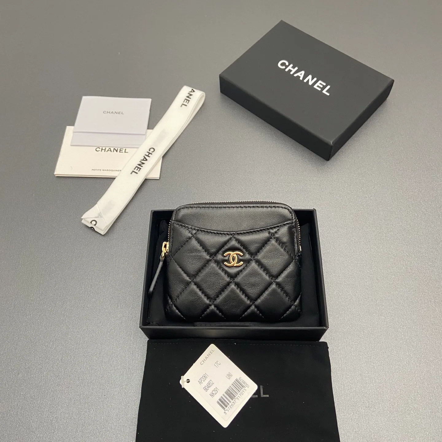 [Special grade hardware original leather] ¥380 Xiaoxiang small zipper bag card holder series Quilted card holder/wallet with iconic metal logo Gold tone metal hardware, special Italian imported leather 5 card slots, 1 small zipper bag No.: 2061 Black sheepskin light gold hardware Size: w11.5×h10×d2cm