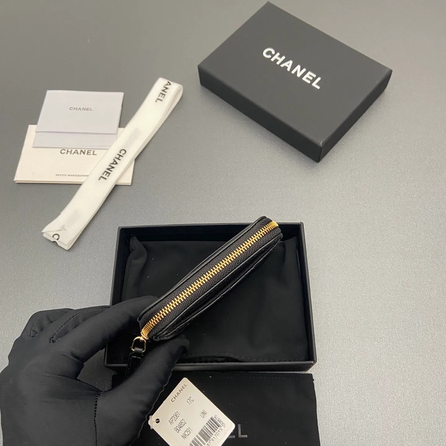 [Special grade hardware original leather] ¥380 Xiaoxiang small zipper bag card holder series Quilted card holder/wallet with iconic metal logo Gold tone metal hardware, special Italian imported leather 5 card slots, 1 small zipper bag No.: 2061 Black sheepskin light gold hardware Size: w11.5×h10×d2cm