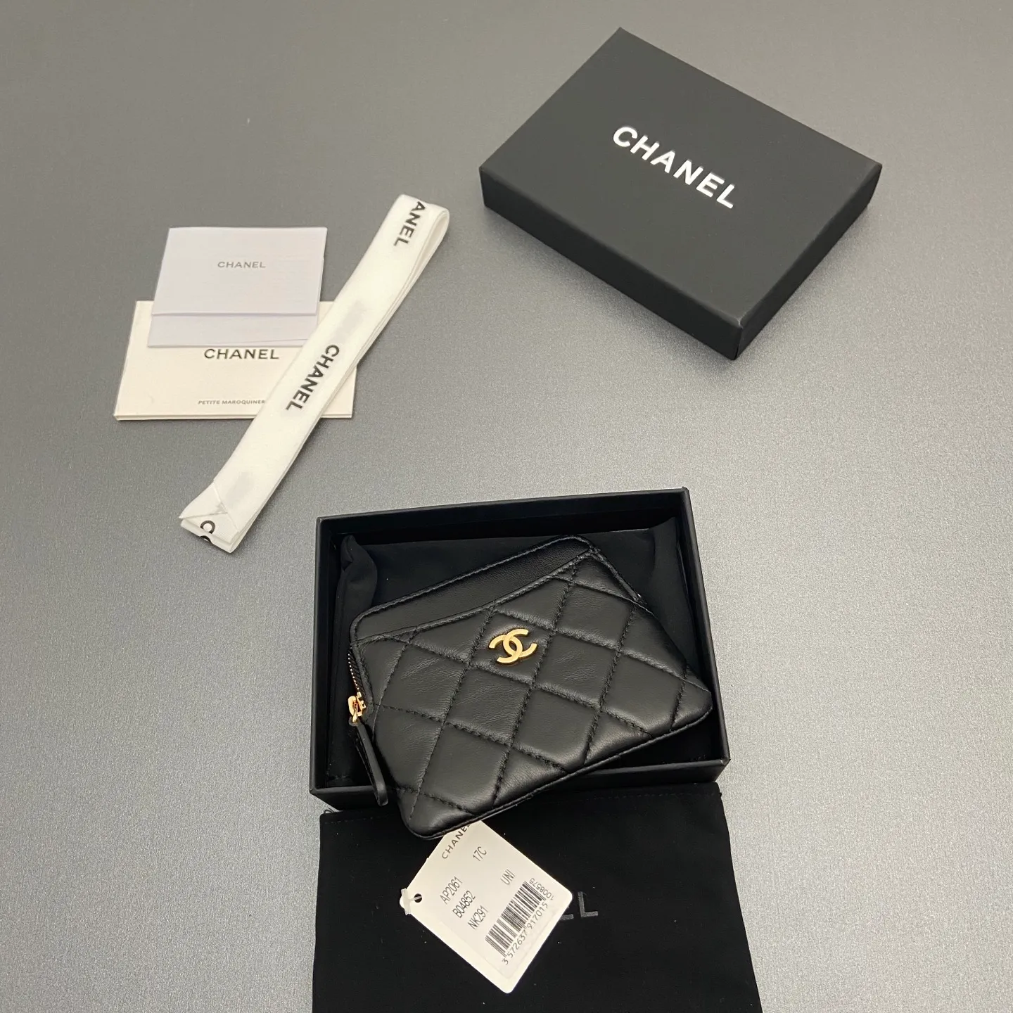 [Special grade hardware original leather] ¥380 Xiaoxiang small zipper bag card holder series Quilted card holder/wallet with iconic metal logo Gold tone metal hardware, special Italian imported leather 5 card slots, 1 small zipper bag No.: 2061 Black sheepskin light gold hardware Size: w11.5×h10×d2cm