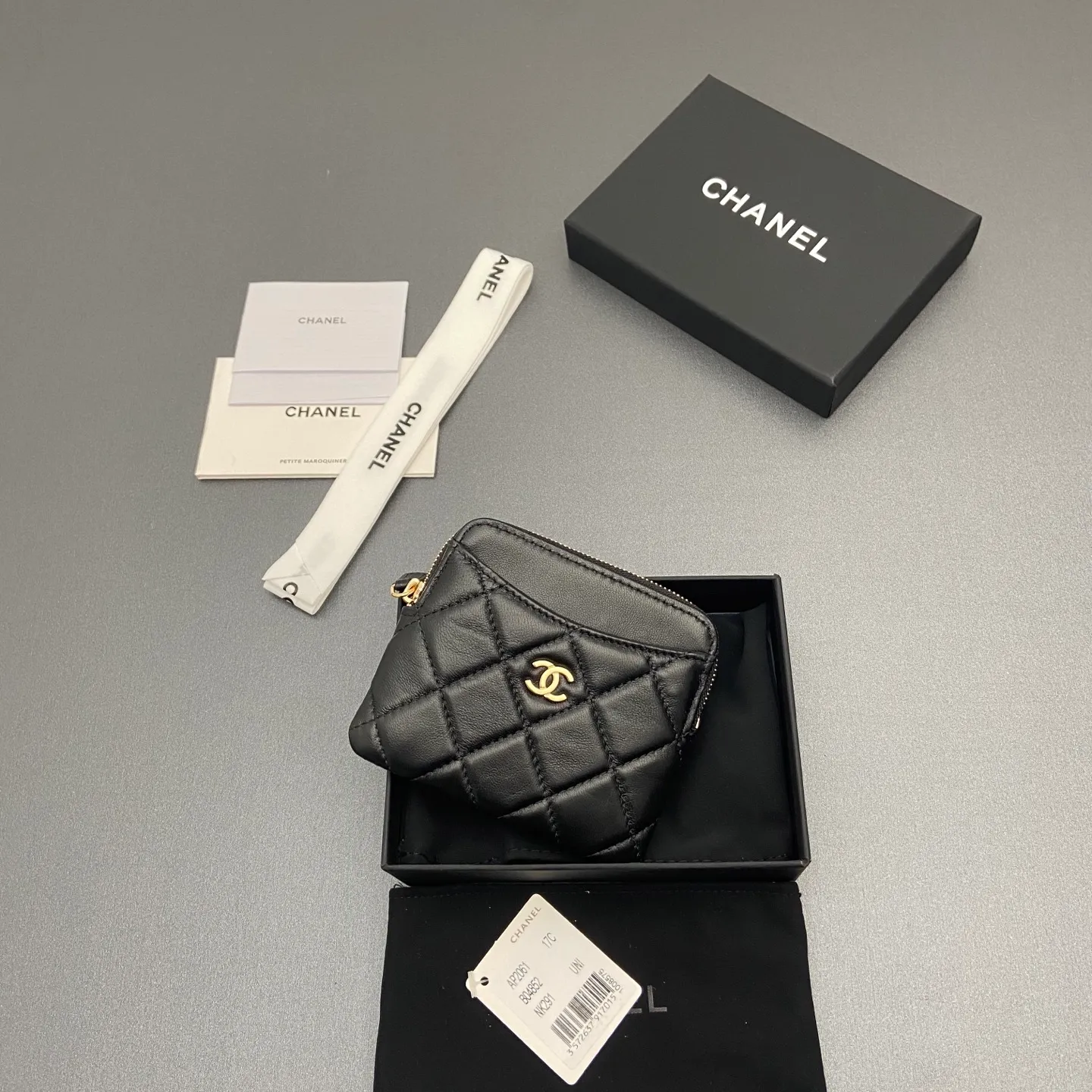 [Special grade hardware original leather] ¥380 Xiaoxiang small zipper bag card holder series Quilted card holder/wallet with iconic metal logo Gold tone metal hardware, special Italian imported leather 5 card slots, 1 small zipper bag No.: 2061 Black sheepskin light gold hardware Size: w11.5×h10×d2cm