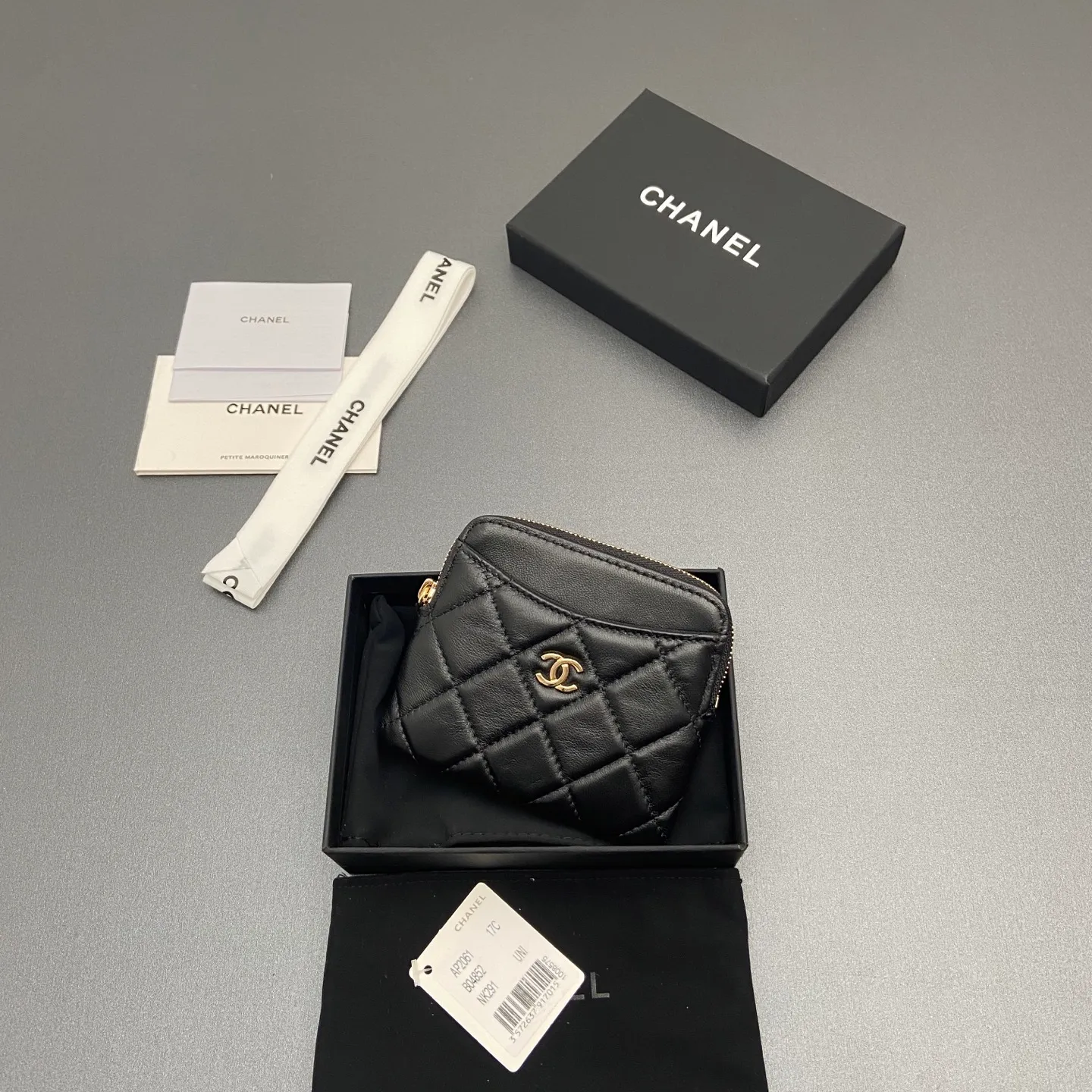 [Special grade hardware original leather] ¥380 Xiaoxiang small zipper bag card holder series Quilted card holder/wallet with iconic metal logo Gold tone metal hardware, special Italian imported leather 5 card slots, 1 small zipper bag No.: 2061 Black sheepskin light gold hardware Size: w11.5×h10×d2cm