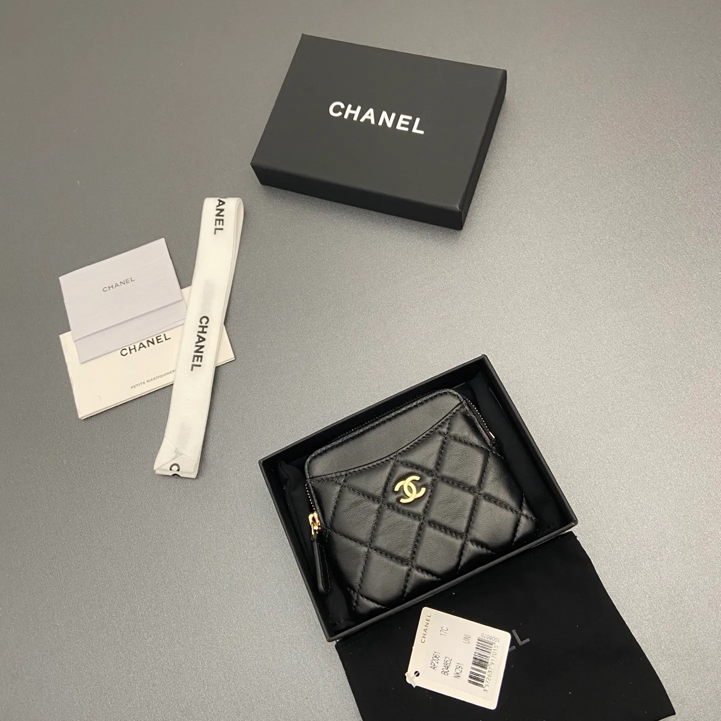 [Special grade hardware original leather] ¥380 Xiaoxiang small zipper bag card holder series Quilted card holder/wallet with iconic metal logo Gold tone metal hardware, special Italian imported leather 5 card slots, 1 small zipper bag No.: 2061 Black sheepskin light gold hardware Size: w11.5×h10×d2cm