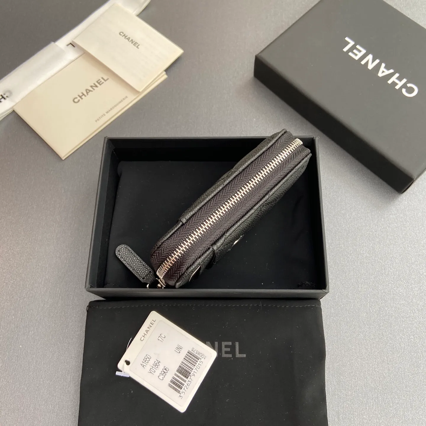 [Special grade hardware original leather] ¥280 Xiaoxiang small zipper bag card holder series with iconic metal logo, gold tone metal hardware, special Italian imported leather 2 card slots wallet bag, 4 card slots No.: 1650 Black fine ball pattern silver steel mark Size: w11×h7.5×2cm