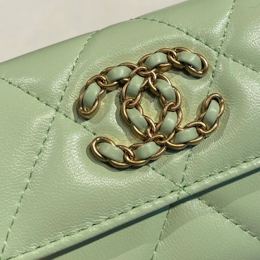 💰300😊Upgraded version💋🆕Ohanel new color🆕The latest hijab card holder, the texture of goatskin is invincible 😼The 19 series that is mainly promoted this season is the big rhombus, with a strong retro style👝Is there anyone who wants to buy each color🧸 The logo is eye-catching and unique, the goatskin has a faint luster, and the temperament instantly ups and downs❣The fashionable style and style are also co-created by Karl and Viard. The first series launched by the new artistic director will be a key recommendation of the brand from this year to next year, conveying the essence of the brand, with a full set of packaging 1790🍃size: 8.5*11cm