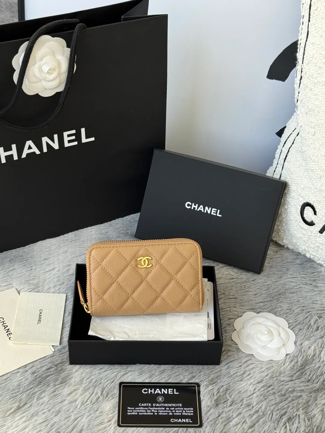 Medium size 💰360💰 finally arrived, chanel 25c oversized zipper bag with zipper inside. First place to eat melon. Large black gold cow coin purse with inner zipper. Made of caviar cowhide. Ginza sa is great. Enthusiastic and patient. I picked up a bunch of black gold card holders. There are several popular coin purses. I went for the L-shaped zipper coin purse. I tried it on the spot. My nails are a little difficult to insert cards. The 25c model is enlarged and looks great. The upgraded version is very practical. Buy it quickly! chanel25c chanel coin purse chanel card holder card holder recommended zipper coin purse chanel number: 3686 (0112) 25c size: 12*5cmx8cmx2cm
