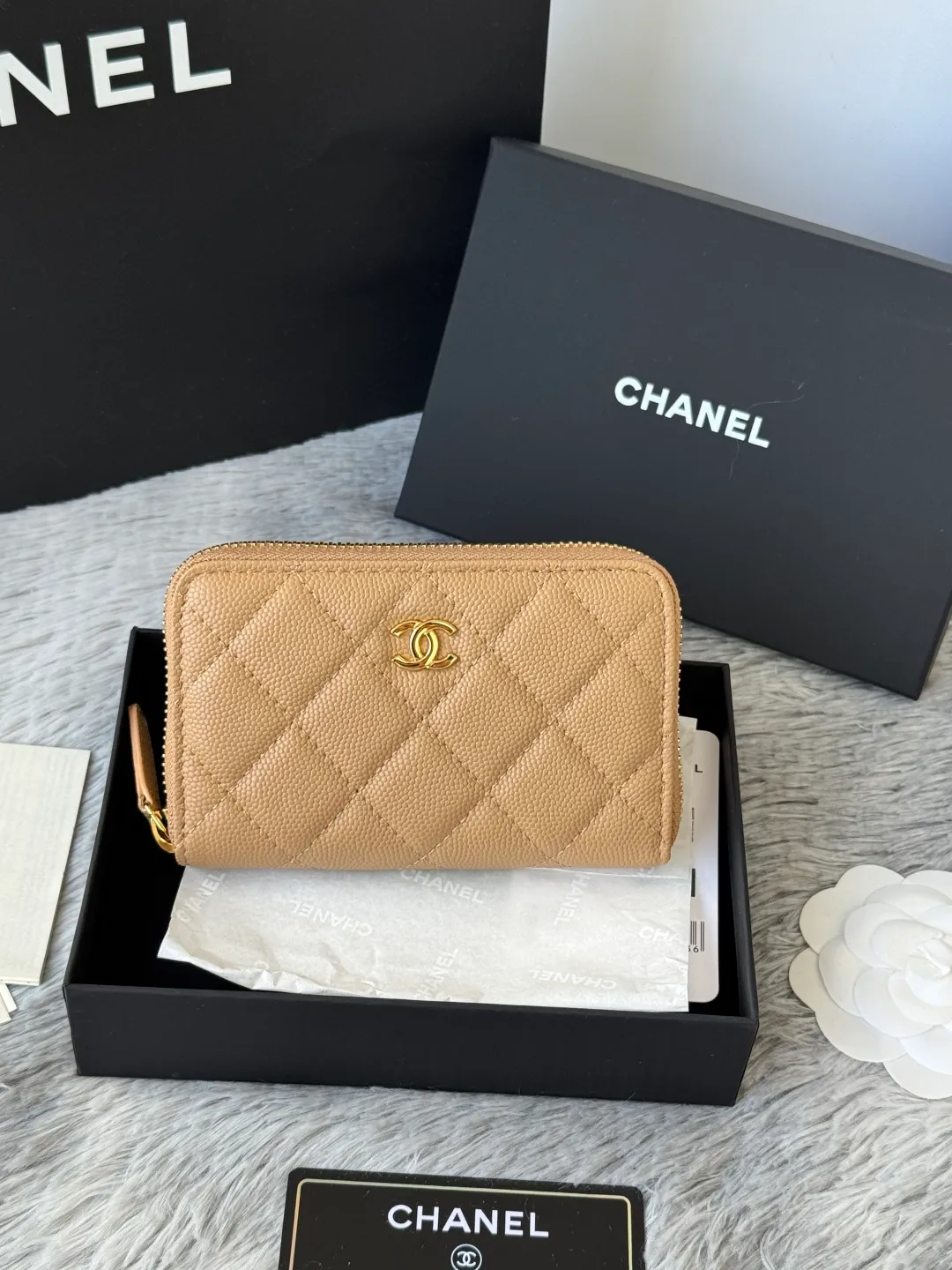 Medium size 💰360💰 finally arrived, chanel 25c oversized zipper bag with zipper inside. First place to eat melon. Large black gold cow coin purse with inner zipper. Made of caviar cowhide. Ginza sa is great. Enthusiastic and patient. I picked up a bunch of black gold card holders. There are several popular coin purses. I went for the L-shaped zipper coin purse. I tried it on the spot. My nails are a little difficult to insert cards. The 25c model is enlarged and looks great. The upgraded version is very practical. Buy it quickly! chanel25c chanel coin purse chanel card holder card holder recommended zipper coin purse chanel number: 3686 (0112) 25c size: 12*5cmx8cmx2cm