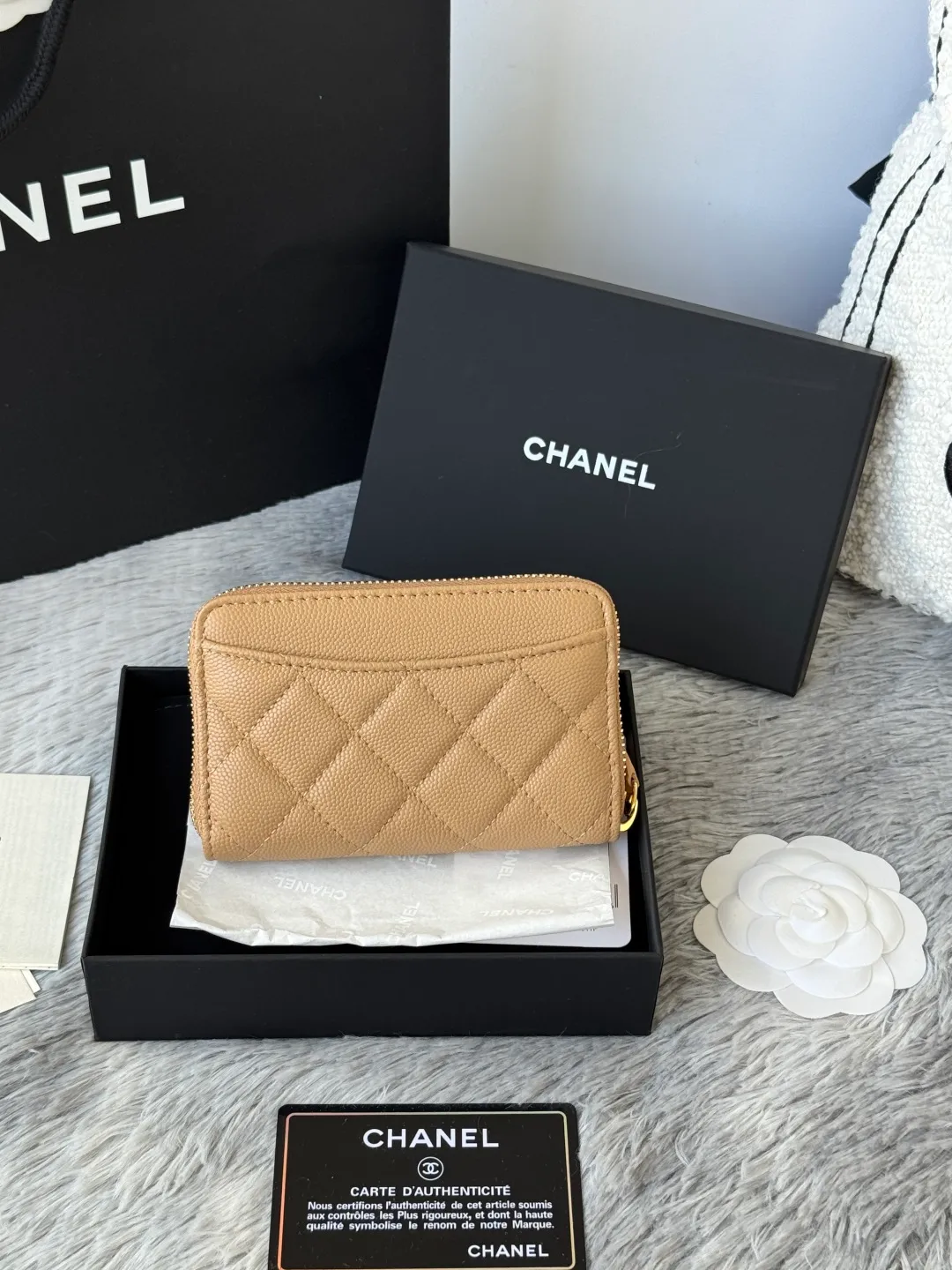 Medium size 💰360💰 finally arrived, chanel 25c oversized zipper bag with zipper inside. First place to eat melon. Large black gold cow coin purse with inner zipper. Made of caviar cowhide. Ginza sa is great. Enthusiastic and patient. I picked up a bunch of black gold card holders. There are several popular coin purses. I went for the L-shaped zipper coin purse. I tried it on the spot. My nails are a little difficult to insert cards. The 25c model is enlarged and looks great. The upgraded version is very practical. Buy it quickly! chanel25c chanel coin purse chanel card holder card holder recommended zipper coin purse chanel number: 3686 (0112) 25c size: 12*5cmx8cmx2cm