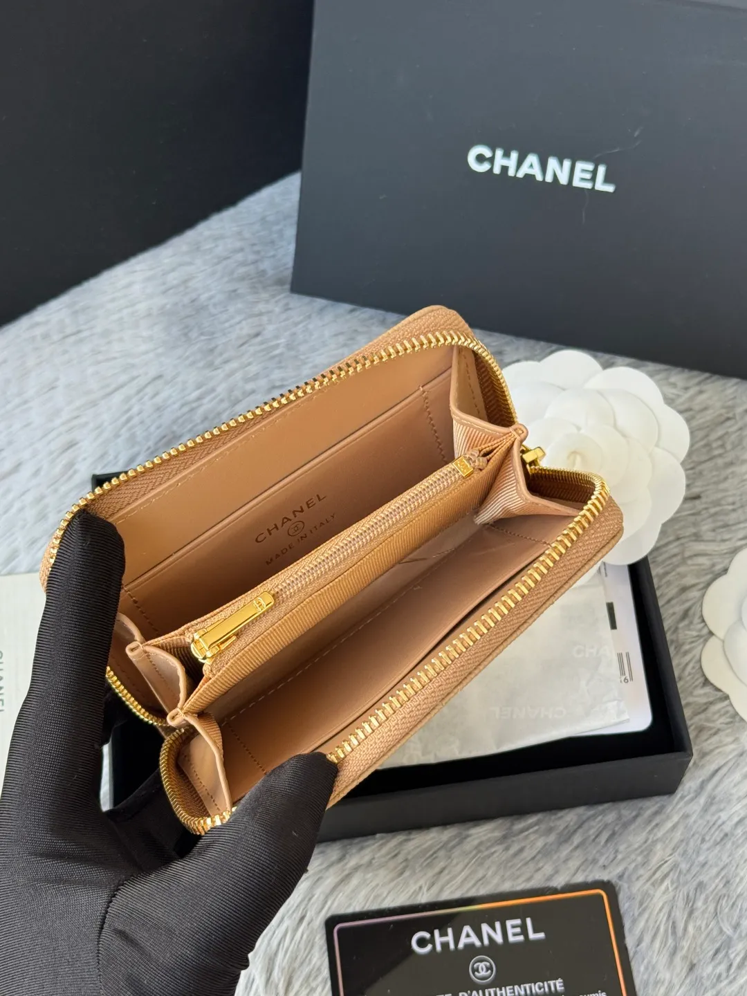 Medium size 💰360💰 finally arrived, chanel 25c oversized zipper bag with zipper inside. First place to eat melon. Large black gold cow coin purse with inner zipper. Made of caviar cowhide. Ginza sa is great. Enthusiastic and patient. I picked up a bunch of black gold card holders. There are several popular coin purses. I went for the L-shaped zipper coin purse. I tried it on the spot. My nails are a little difficult to insert cards. The 25c model is enlarged and looks great. The upgraded version is very practical. Buy it quickly! chanel25c chanel coin purse chanel card holder card holder recommended zipper coin purse chanel number: 3686 (0112) 25c size: 12*5cmx8cmx2cm